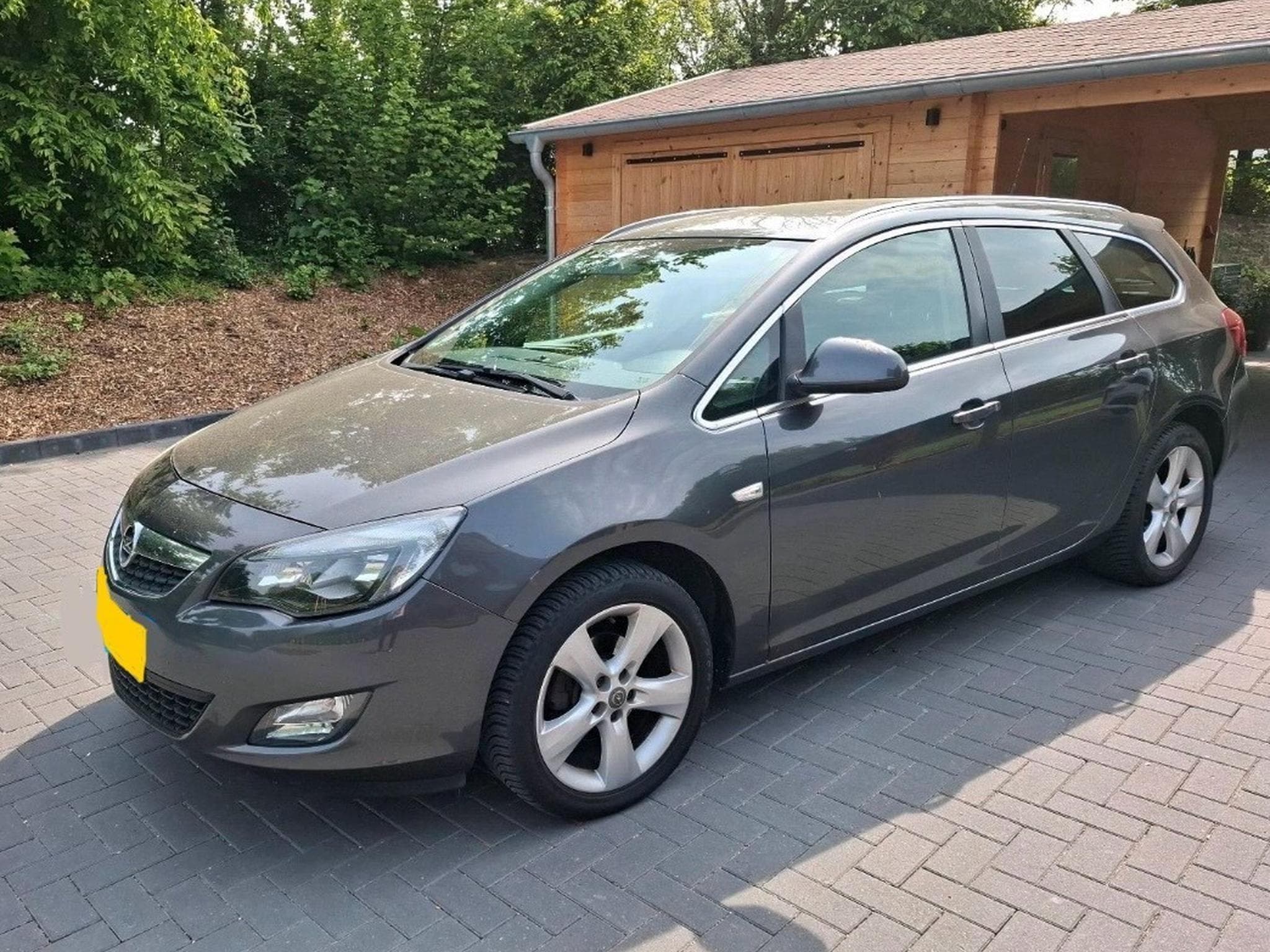 Opel Astra 2.0 CDTI (2011) - Photo 1