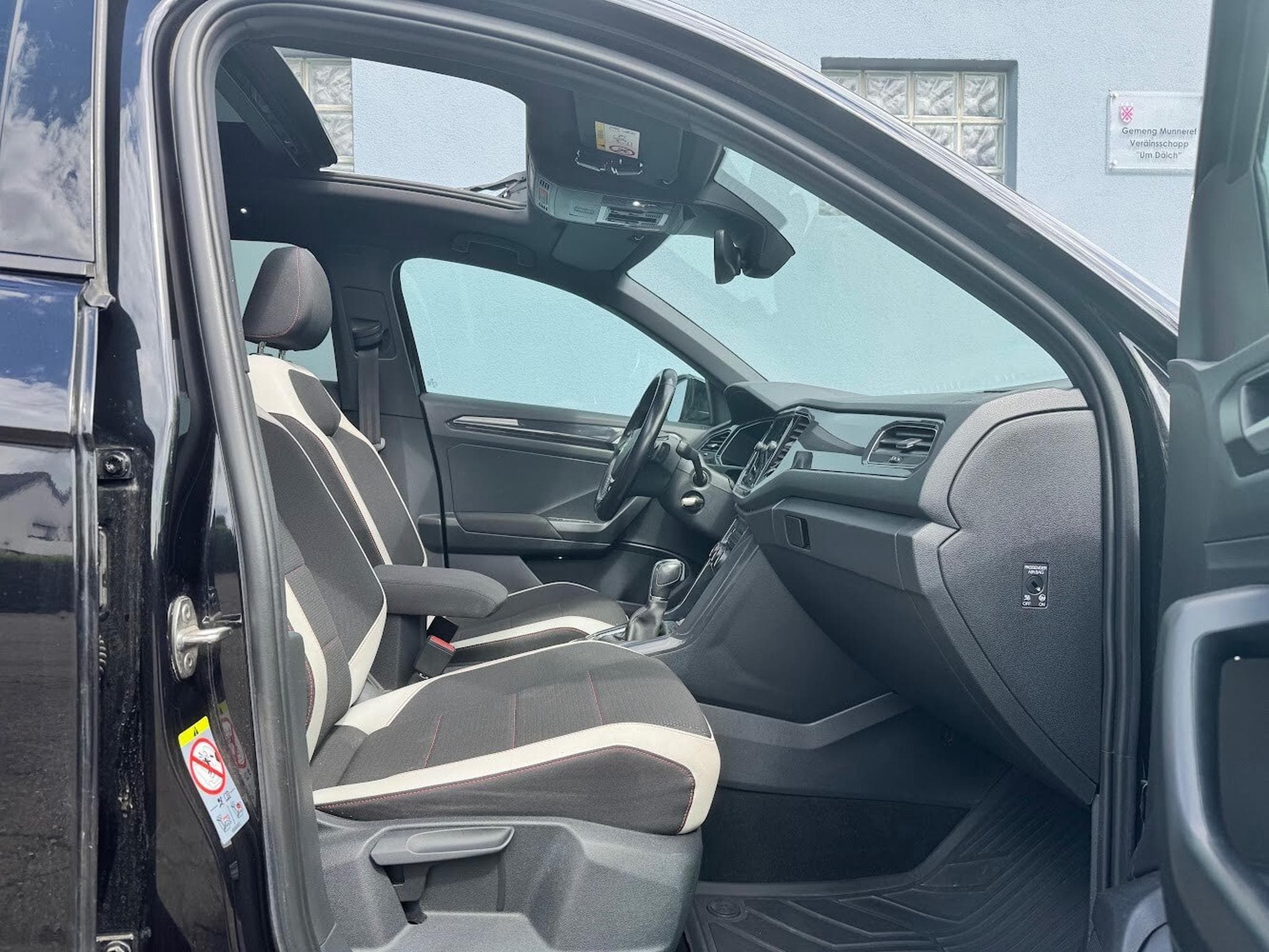 VW T-Roc 2.0 TDI 150 DSG 4 MOTION SPORT (2017) - Photo 12
