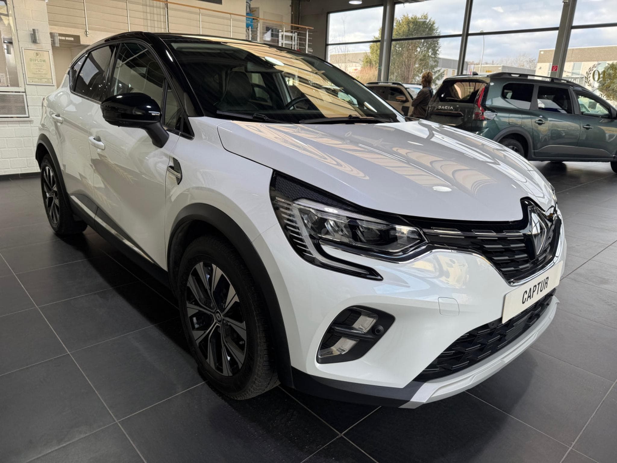 Renault Captur TECHNO MILD HYBRID 140 EDC (2023) - Photo 2
