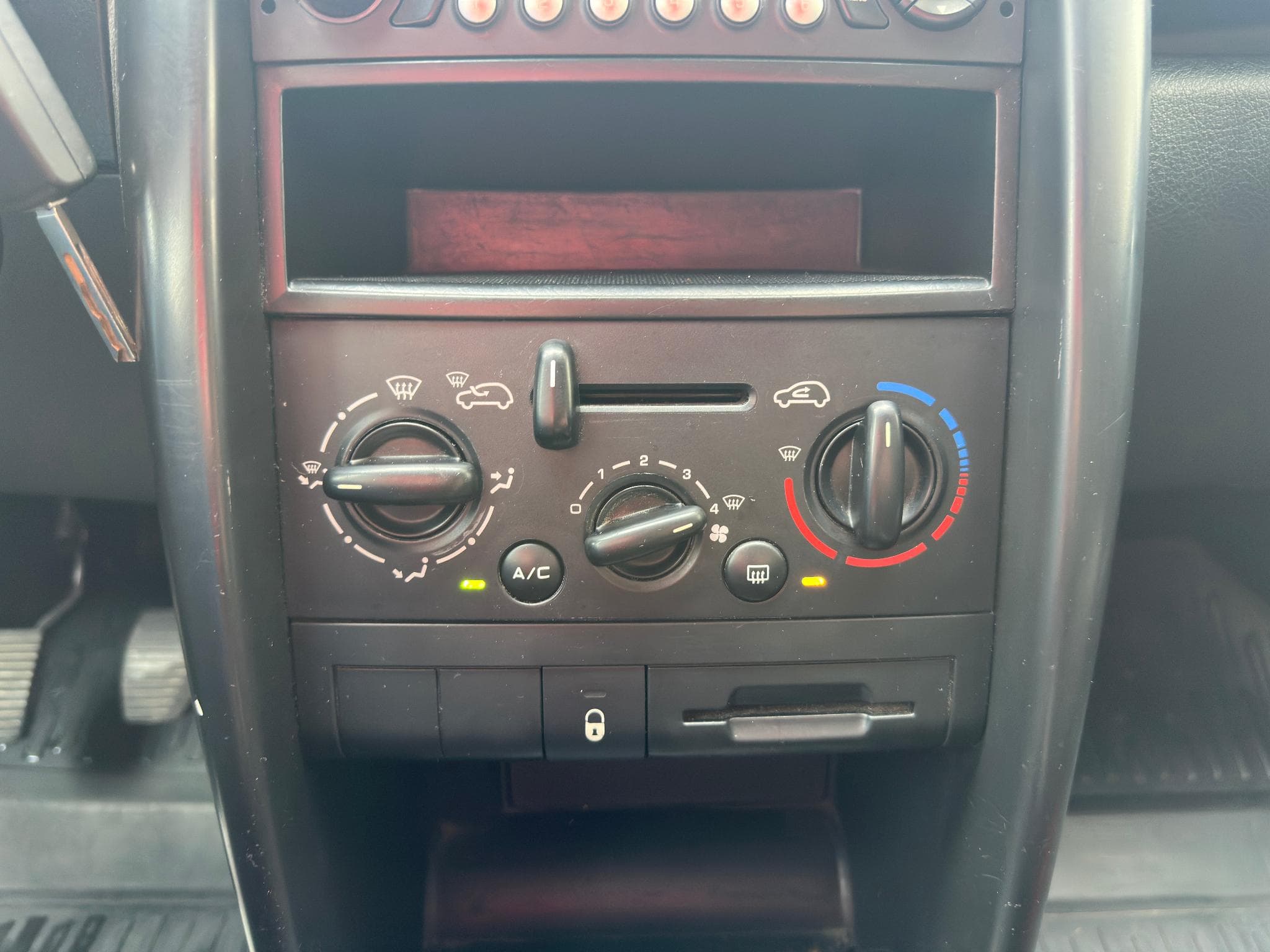 Peugeot 207 1.4i 73ch Xline (2009) - Photo 22