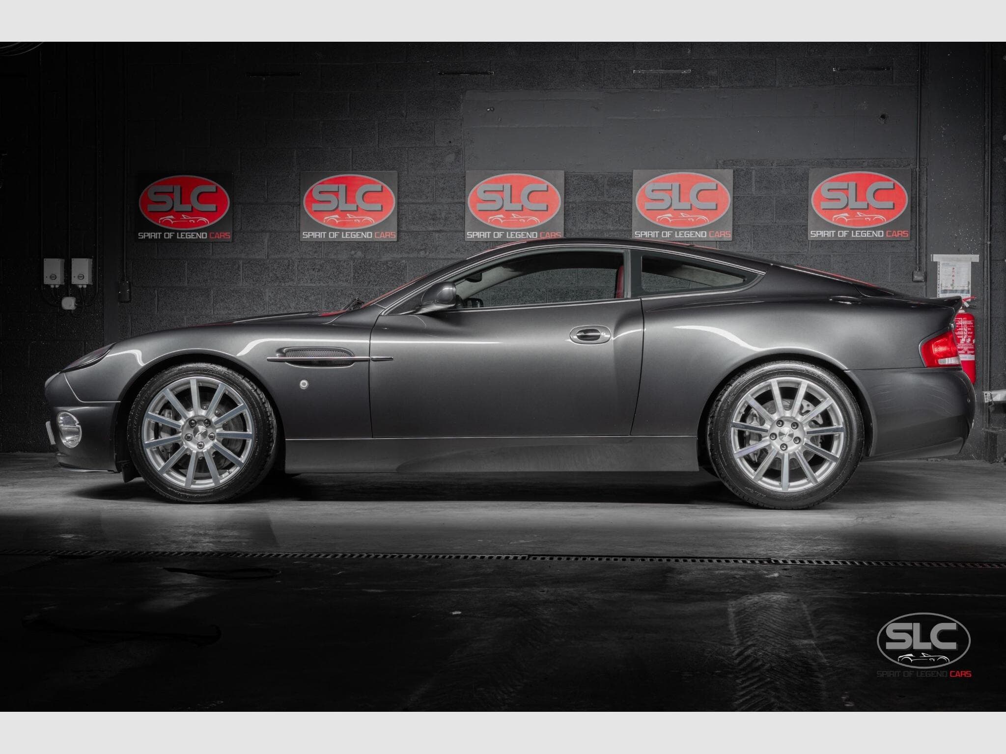 Aston-Martin Vanquish Vanquish S 528HP (2027) - Photo 2