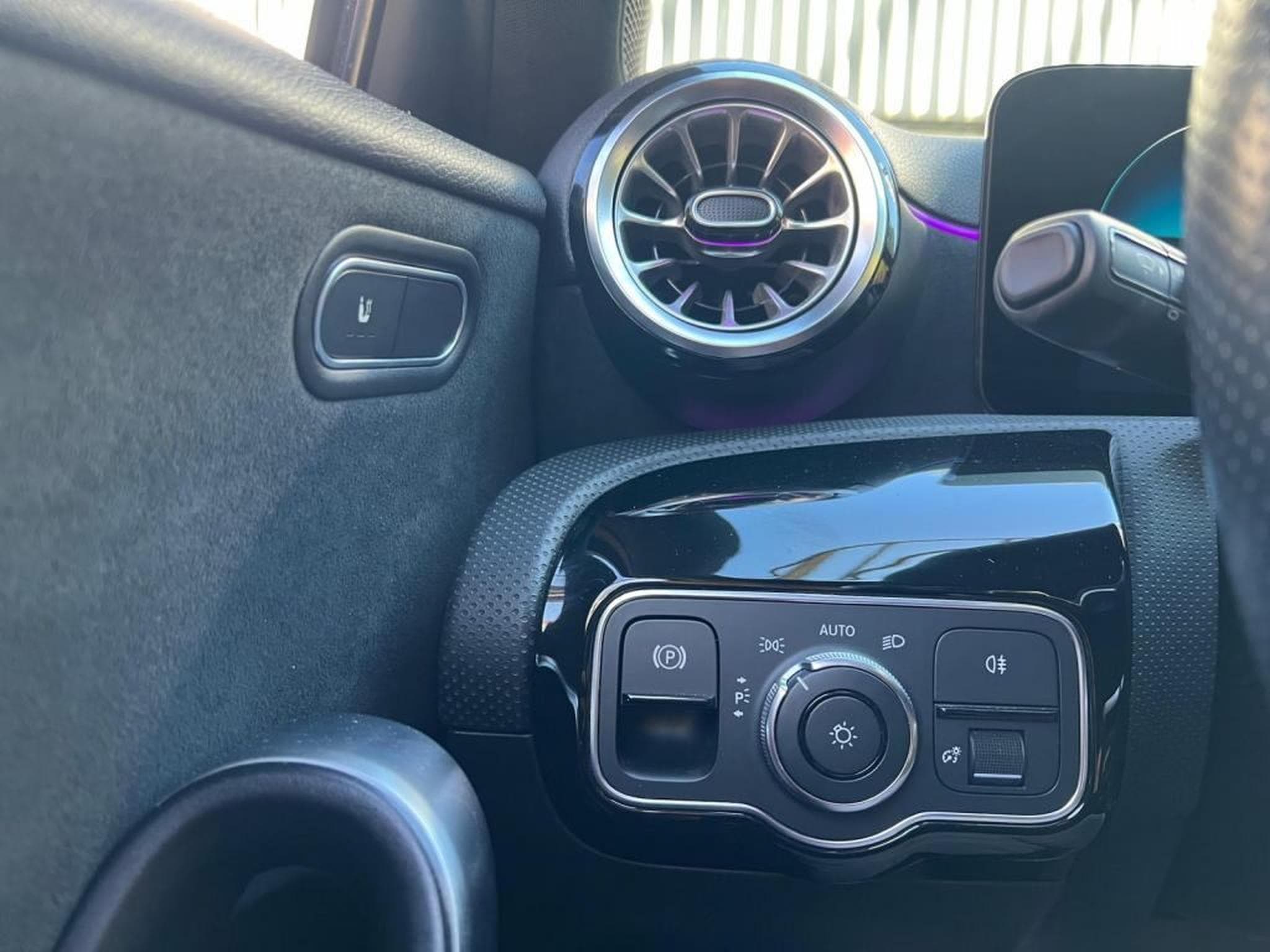 Mercedes A 180 Automatique / Alcantara / Diesel / (2021) - Foto 19
