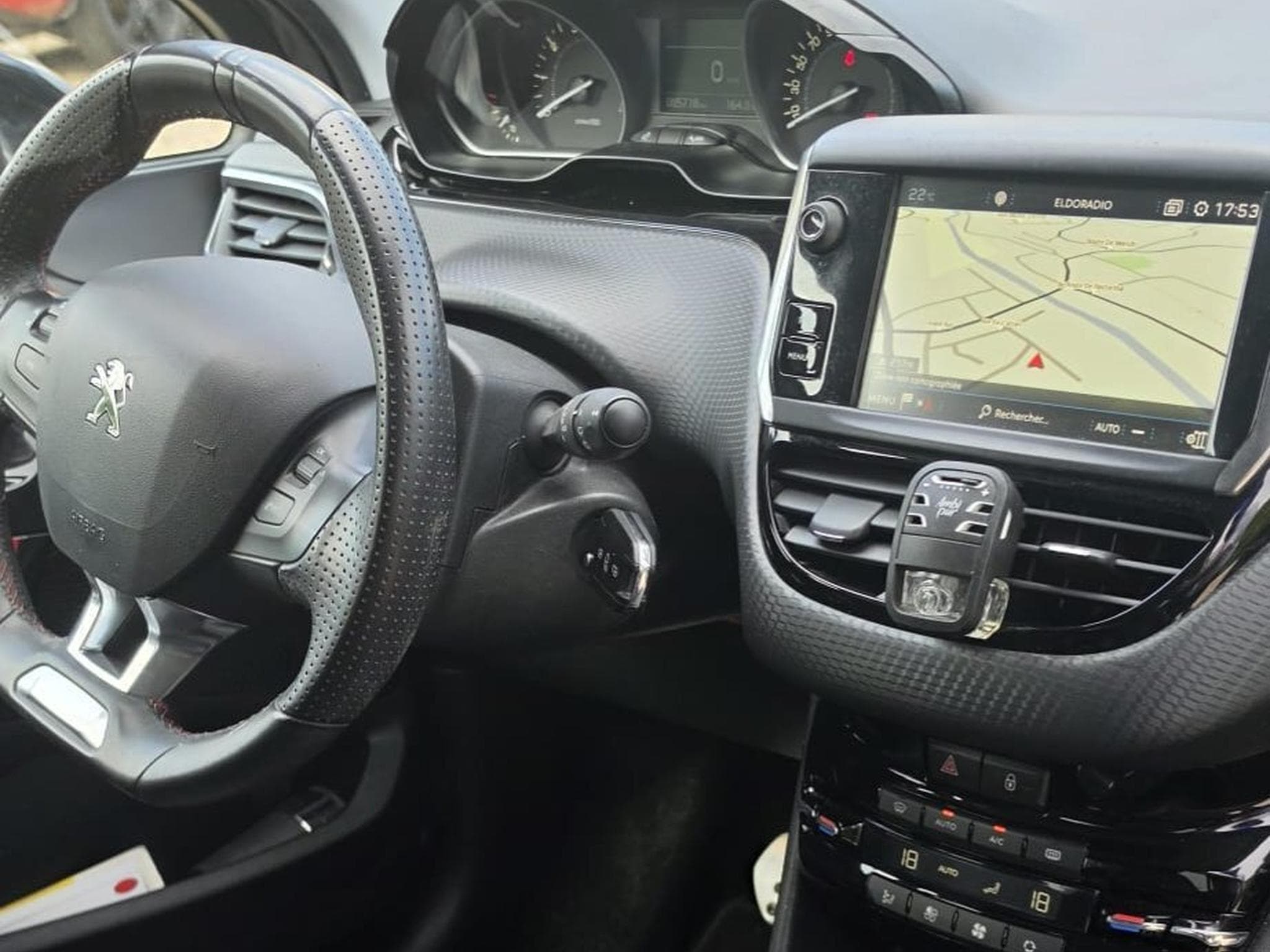 Peugeot 208 GT line (2019) - Photo 8