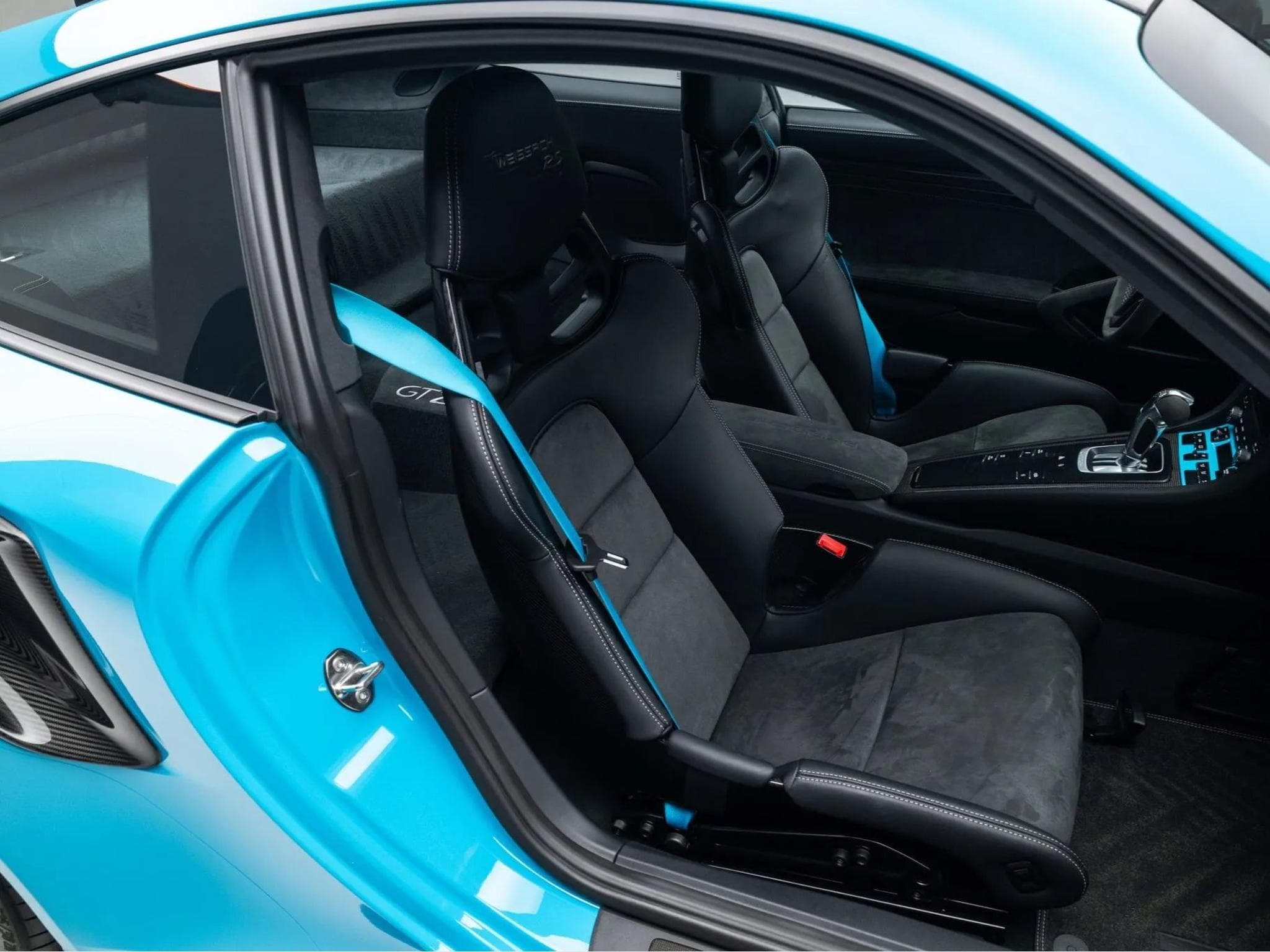Porsche 911 GT2 RS Weissach (2018) - Photo 1