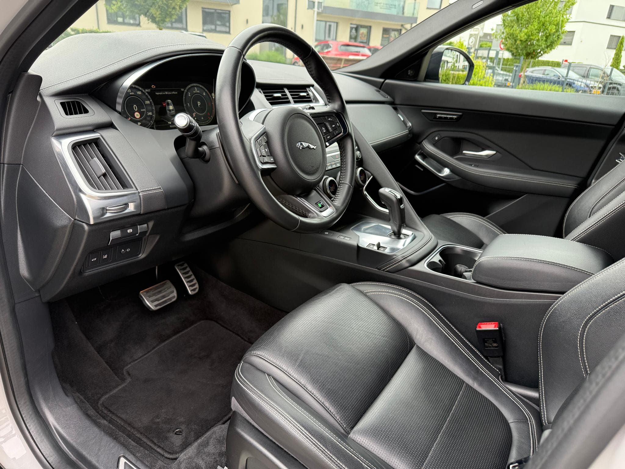 Jaguar E-Pace 2.0 DIESEL AWD R-DYNAMIC SE 240 PS FAP (2021) - Foto 6