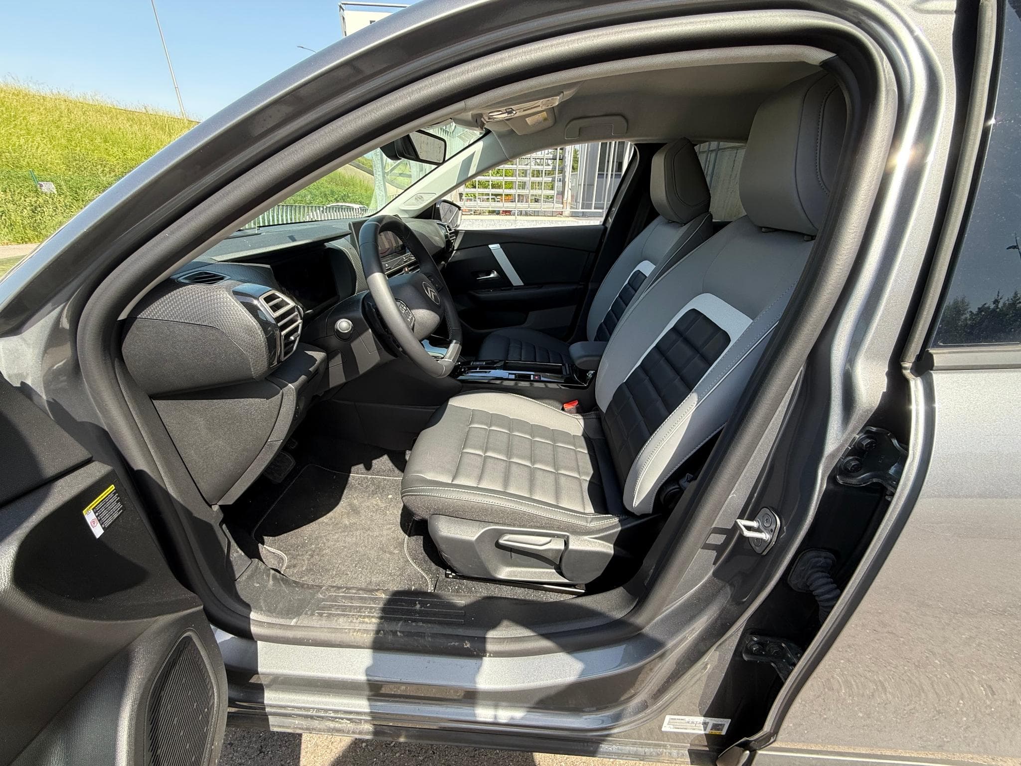 Citroën C4 1.2 HYBRID 145 E-DCS6 MAX (2025) - Photo 5
