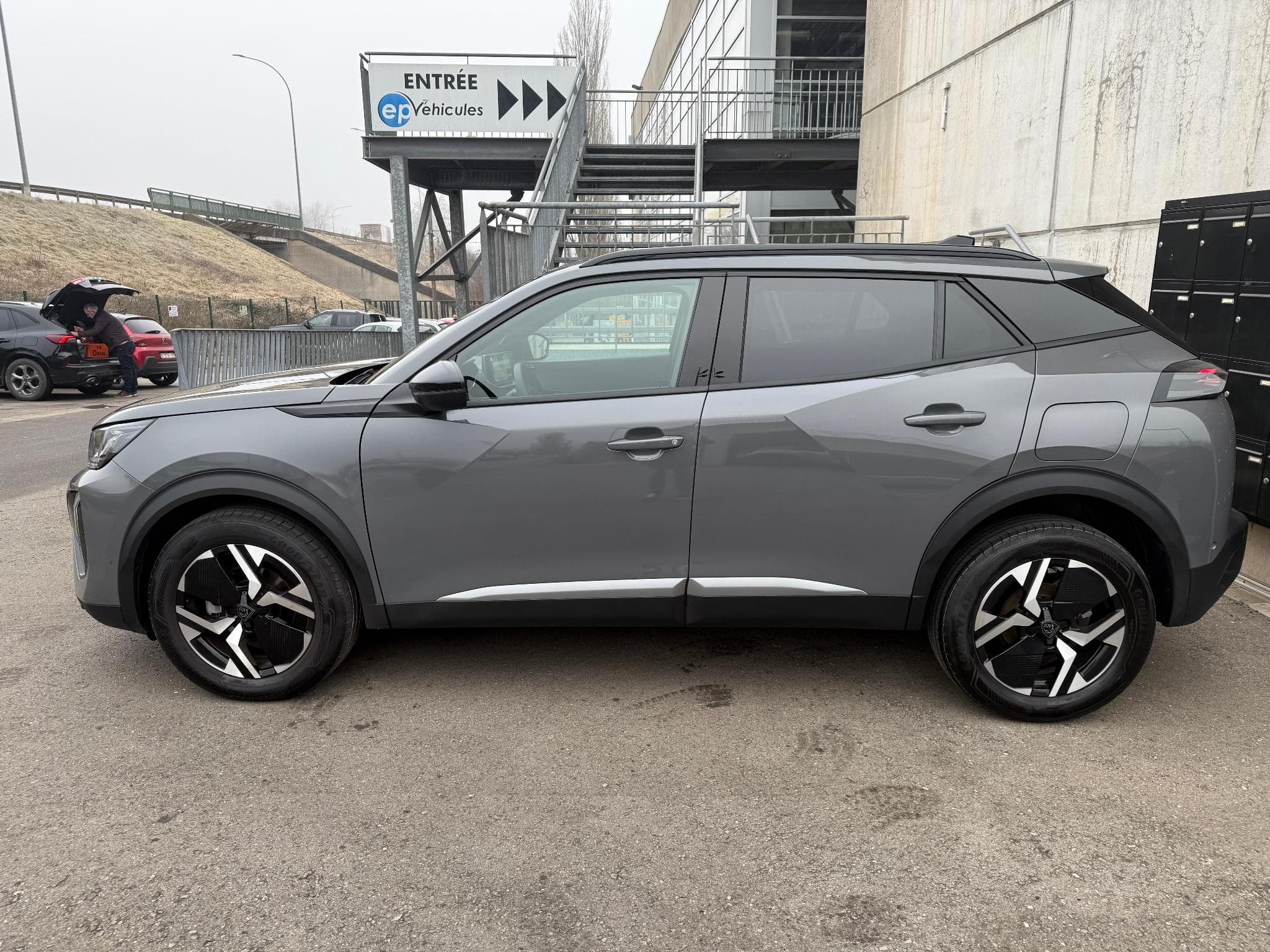 Peugeot 2008 1.2 PURETECH 100 ALLURE (2025) - Photo 2