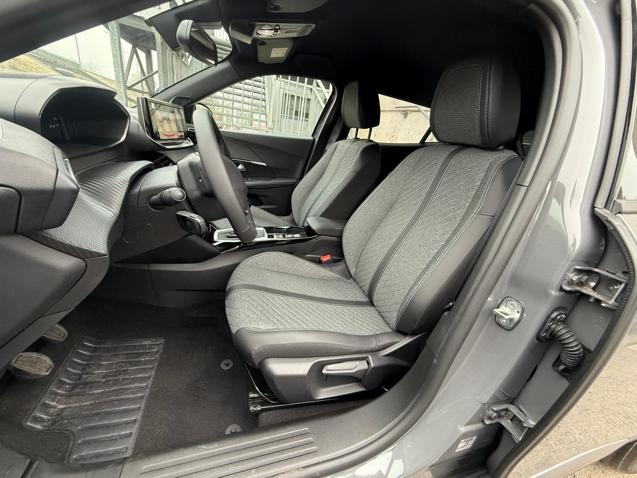 Peugeot 2008 1.2 PURETECH 100 ALLURE (2025) - Photo 5