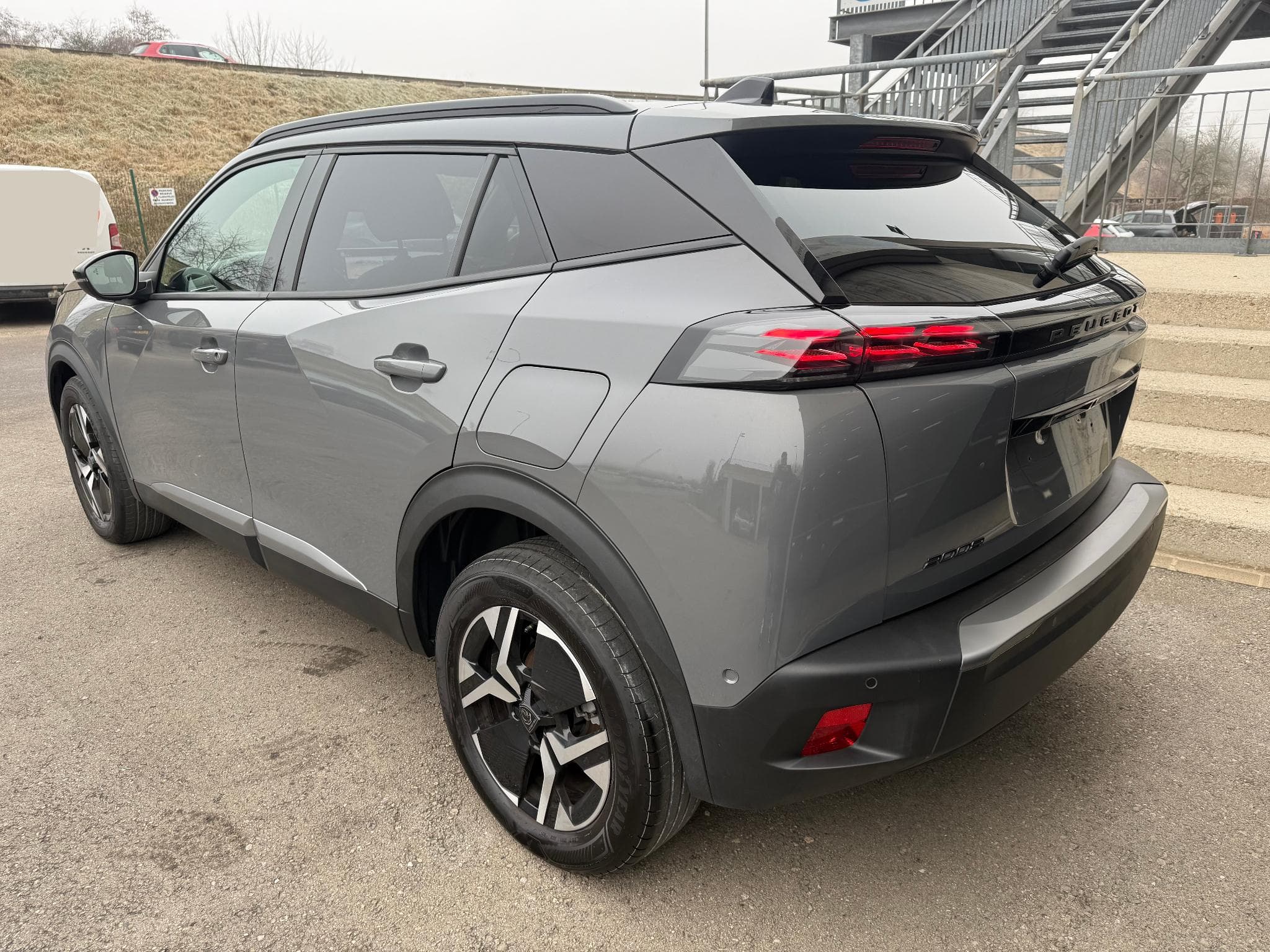 Peugeot 2008 1.2 PURETECH 100 ALLURE (2025) - Photo 3