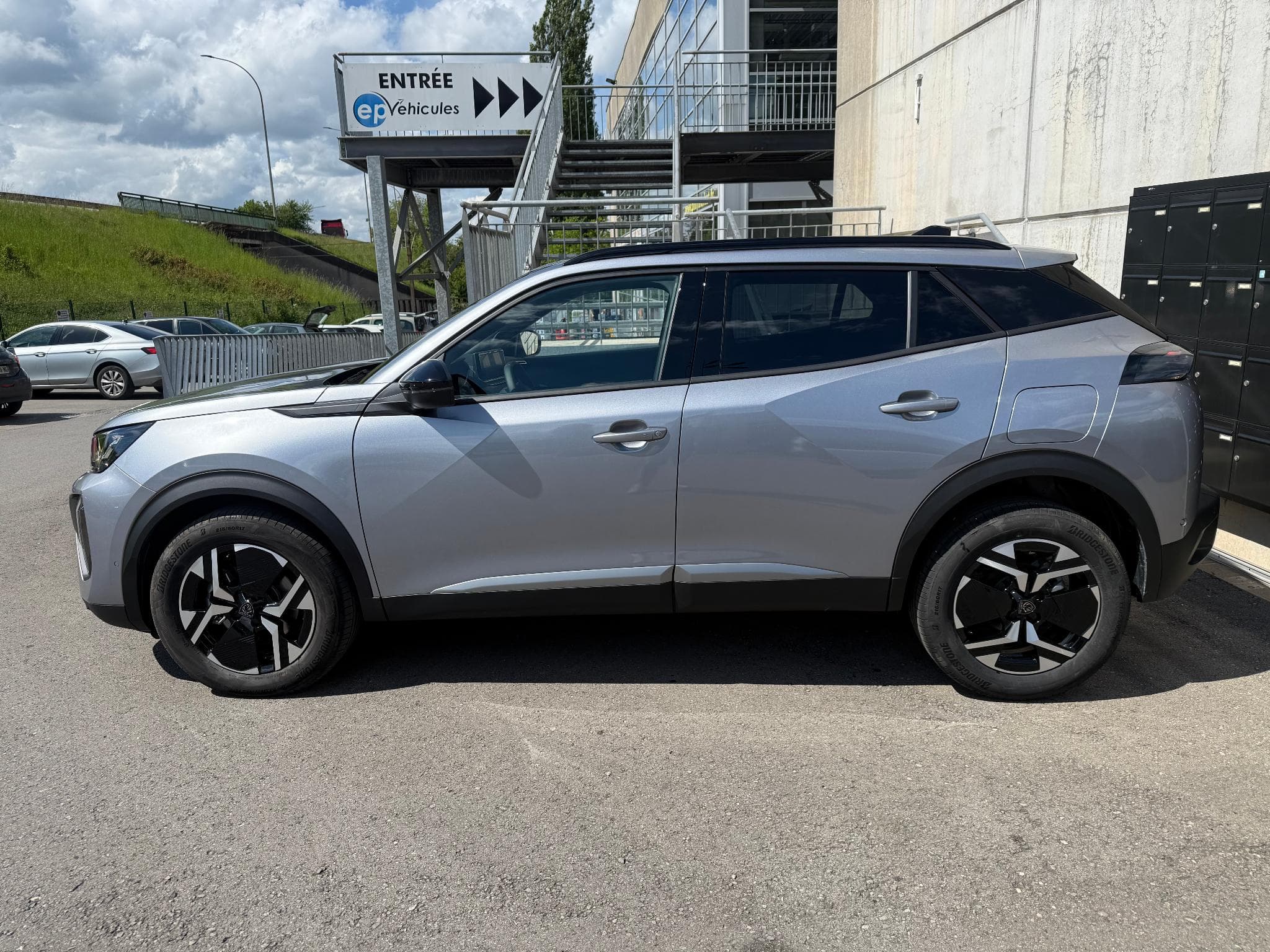 Peugeot 2008 1.2 HYBRID 145 E-DCS6 ALLURE (2025) - Photo 2