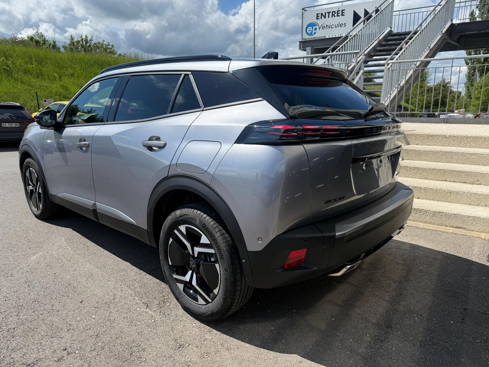 Peugeot 2008 1.2 HYBRID 145 E-DCS6 ALLURE (2025) - Photo 3