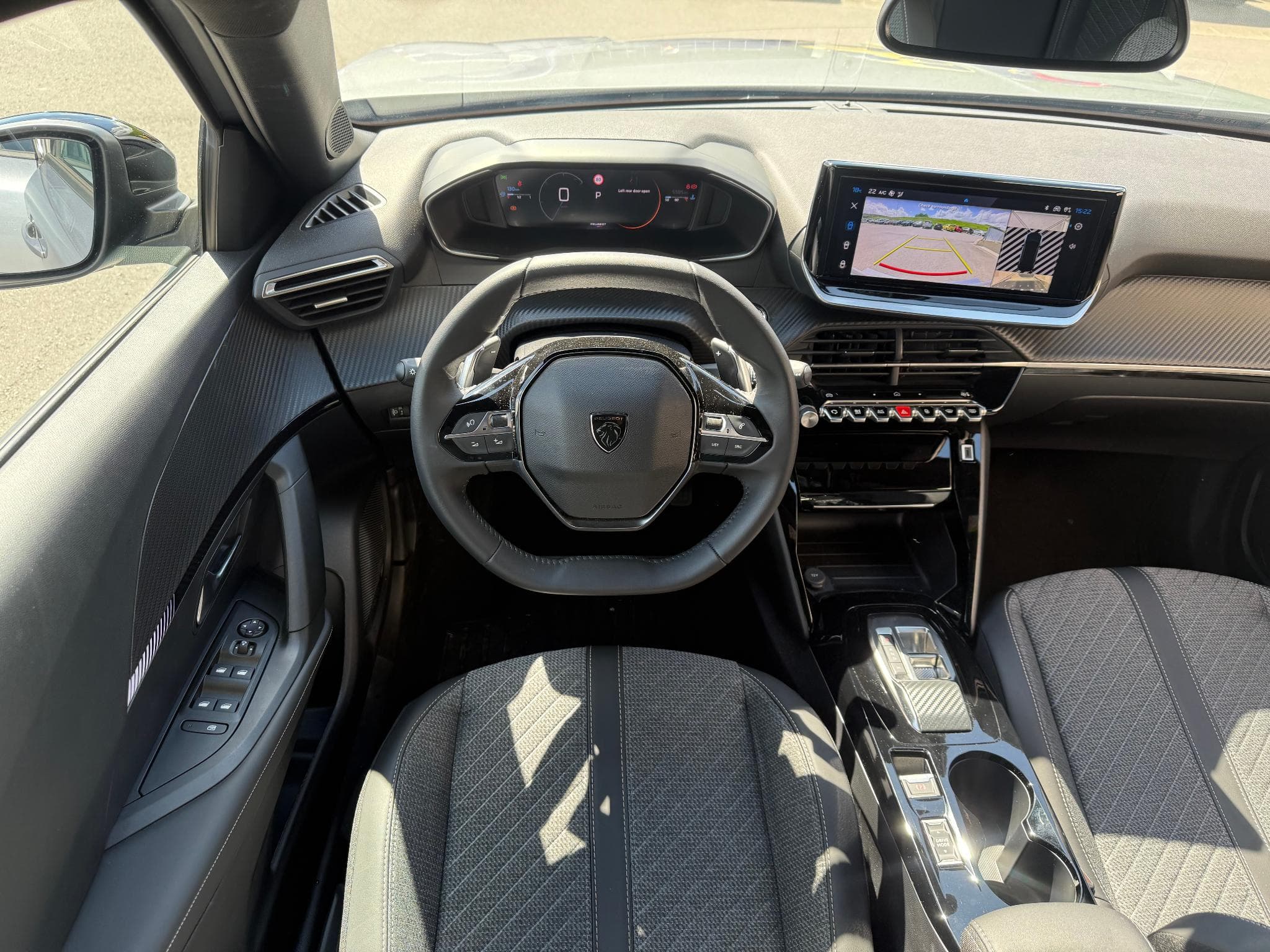 Peugeot 2008 1.2 HYBRID 145 E-DCS6 ALLURE (2025) - Photo 4