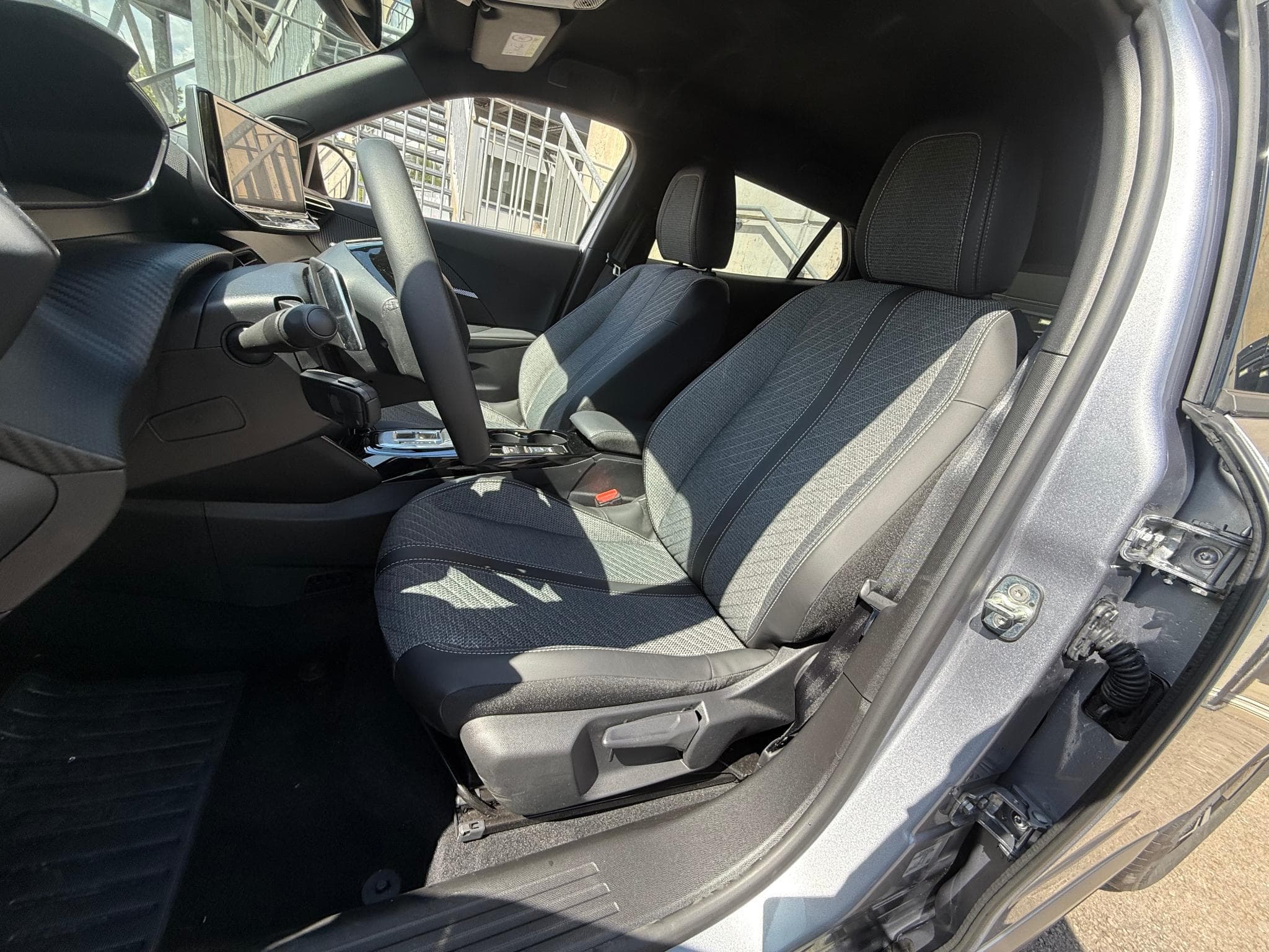 Peugeot 2008 1.2 HYBRID 145 E-DCS6 ALLURE (2025) - Photo 5