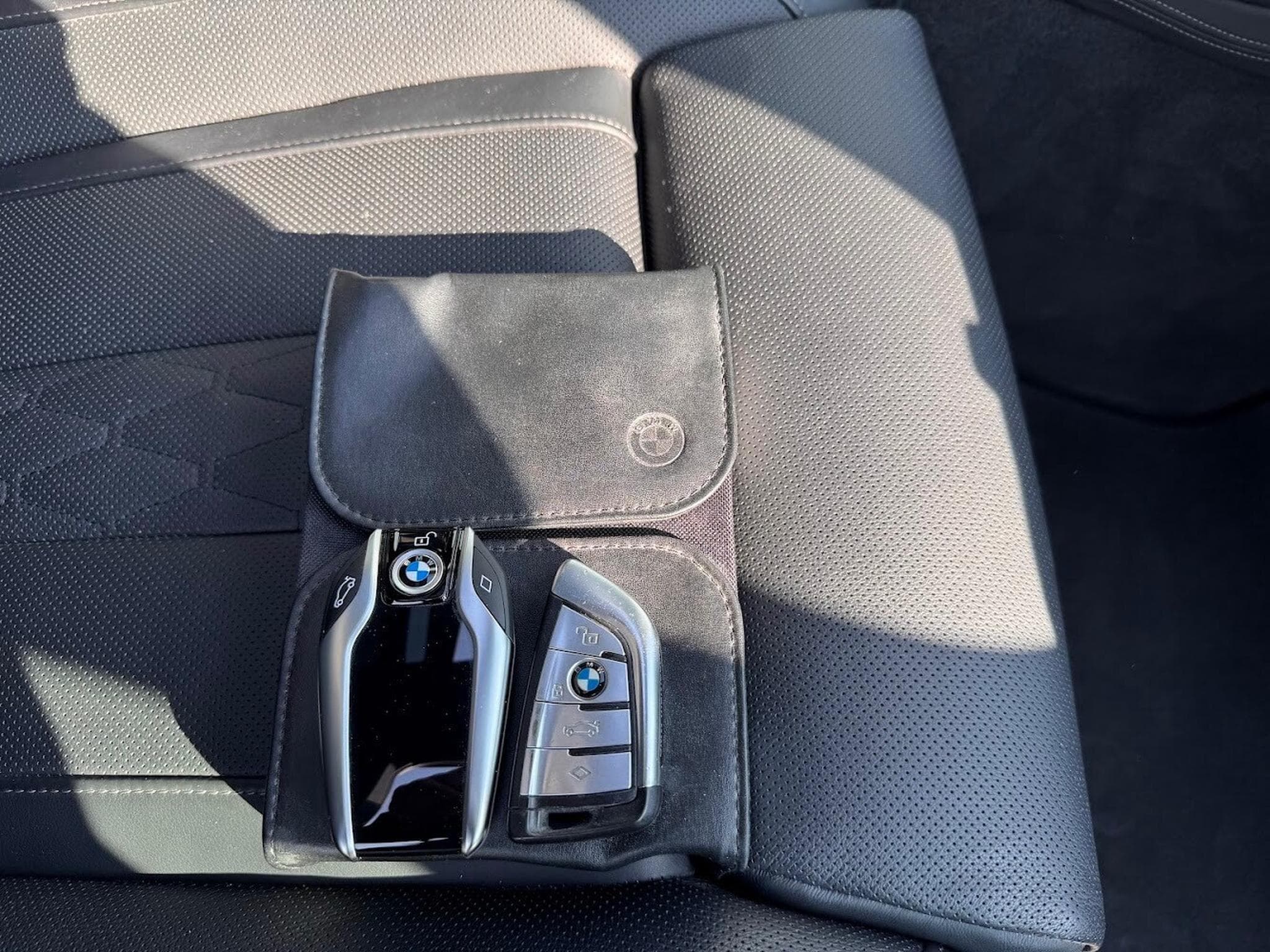 BMW X5 45E X-DRIVE 394 INDIVIDUAL ATTELAGE CARNET 1ERE MAIN APPLE C (2020) - Photo 15