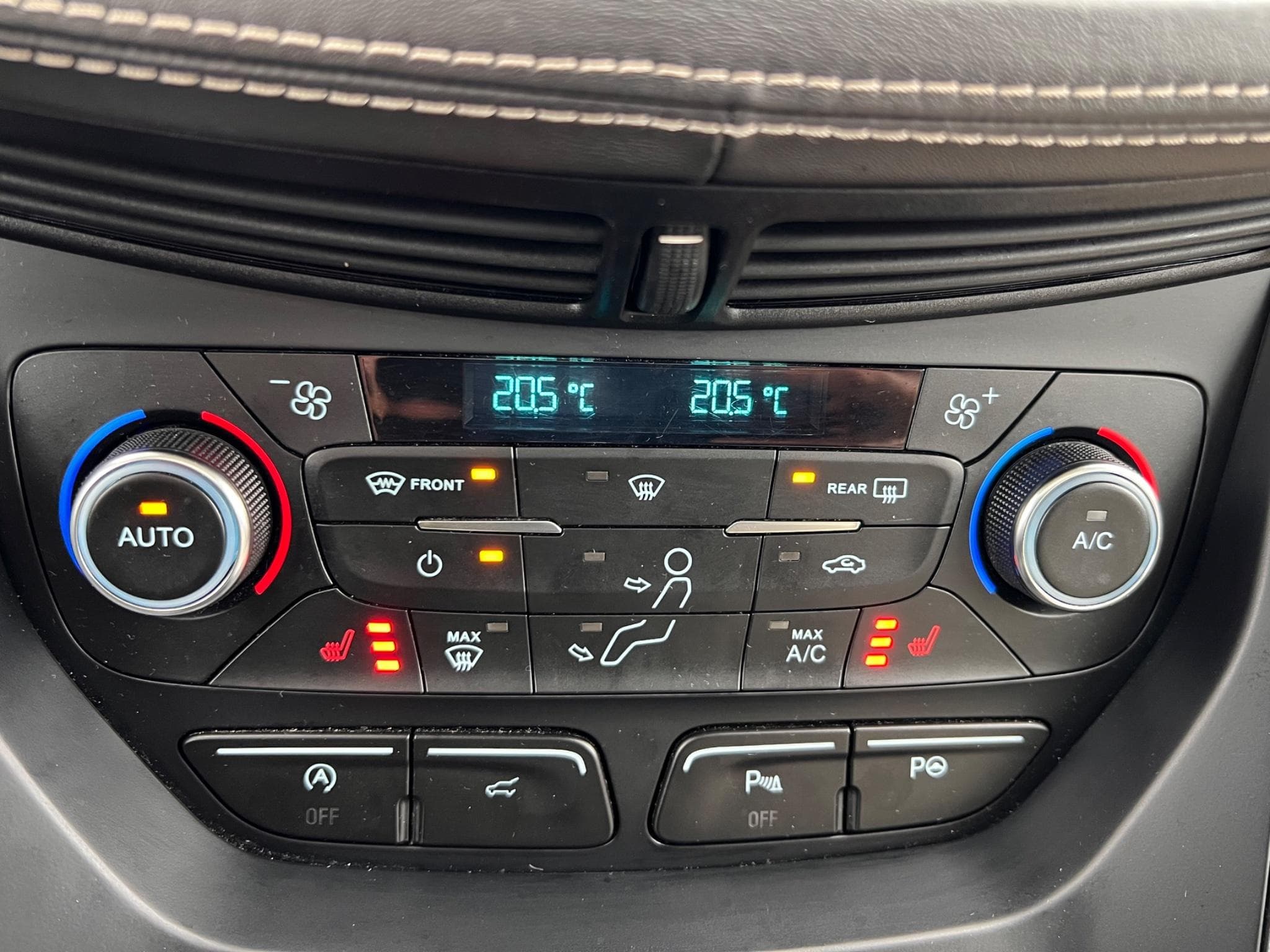 Ford Kuga Vignale (2017) - Photo 2