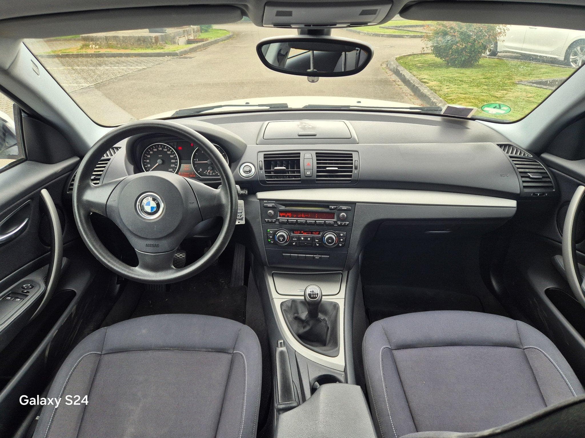 BMW 118 d (2011) - Photo 8