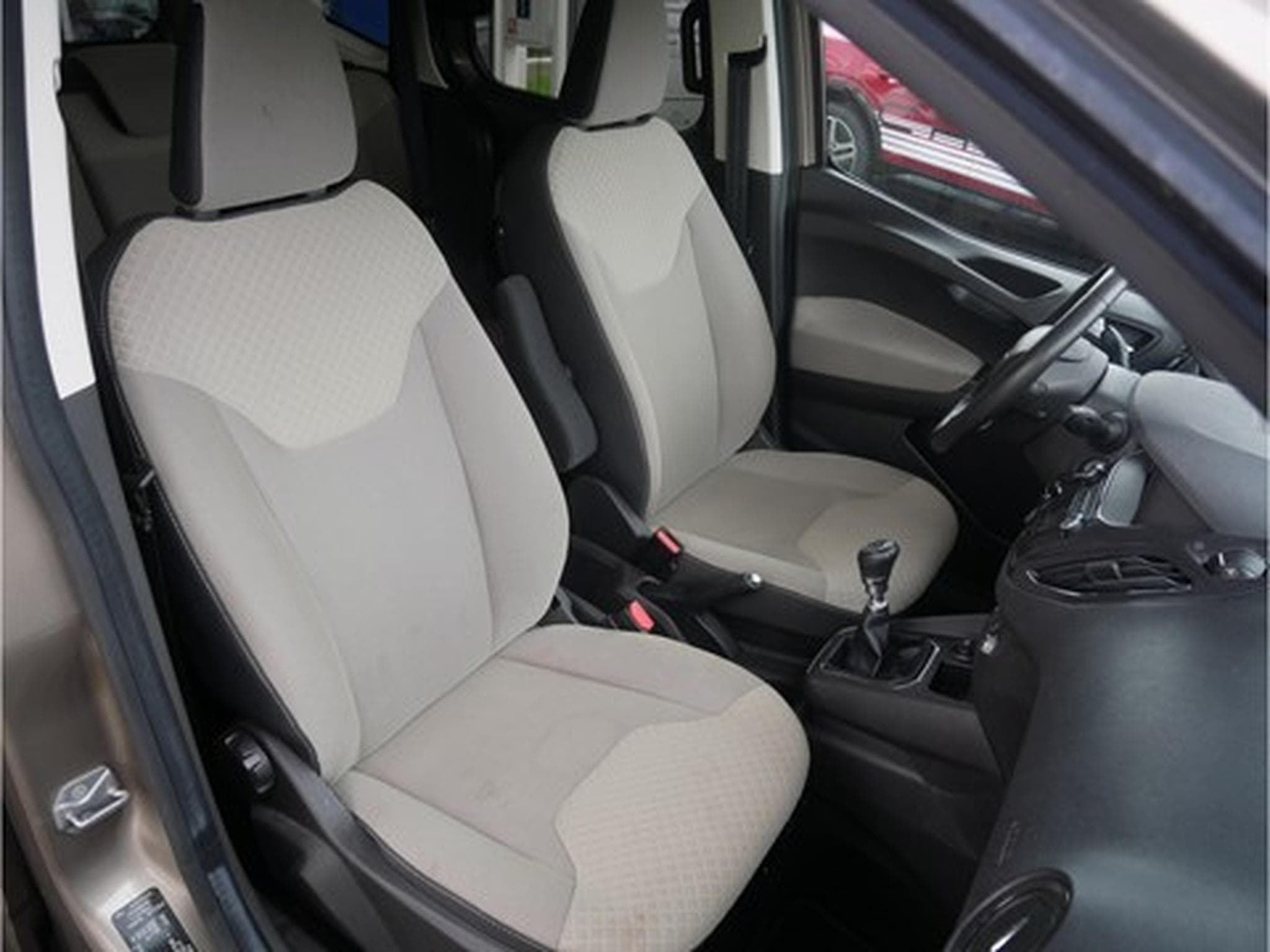 Ford Tourneo Titanium - 1.0i EcoBoost M6 100Cv (2018) - Foto 5