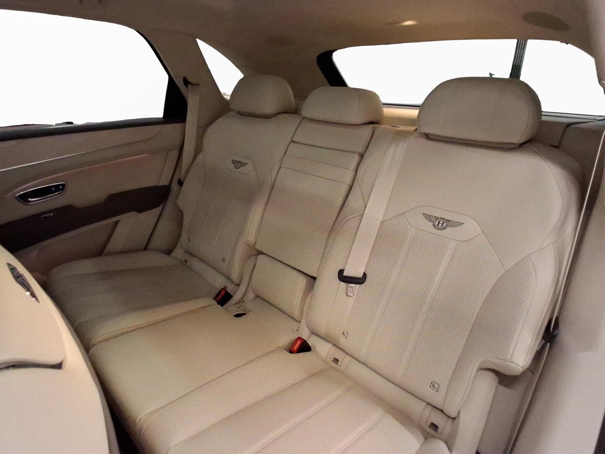Bentley Bentayga V8 (2023) - Photo 13