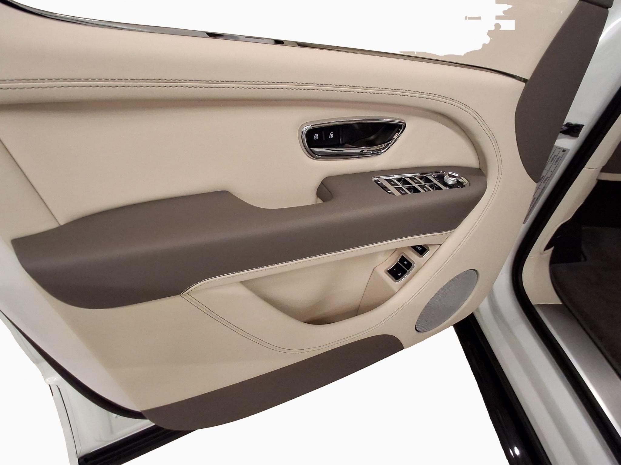 Bentley Bentayga V8 (2023) - Photo 12