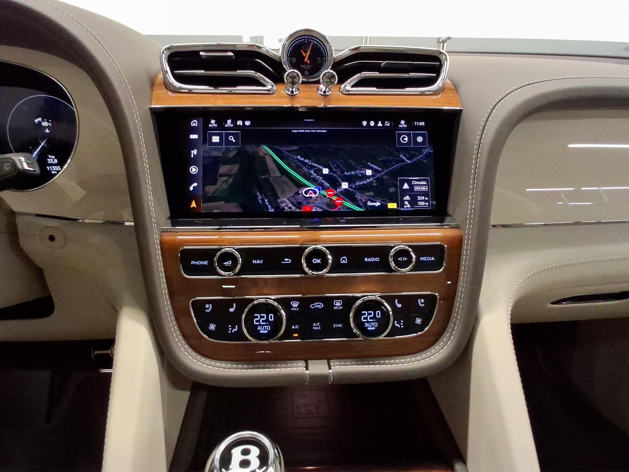 Bentley Bentayga V8 (2023) - Photo 9
