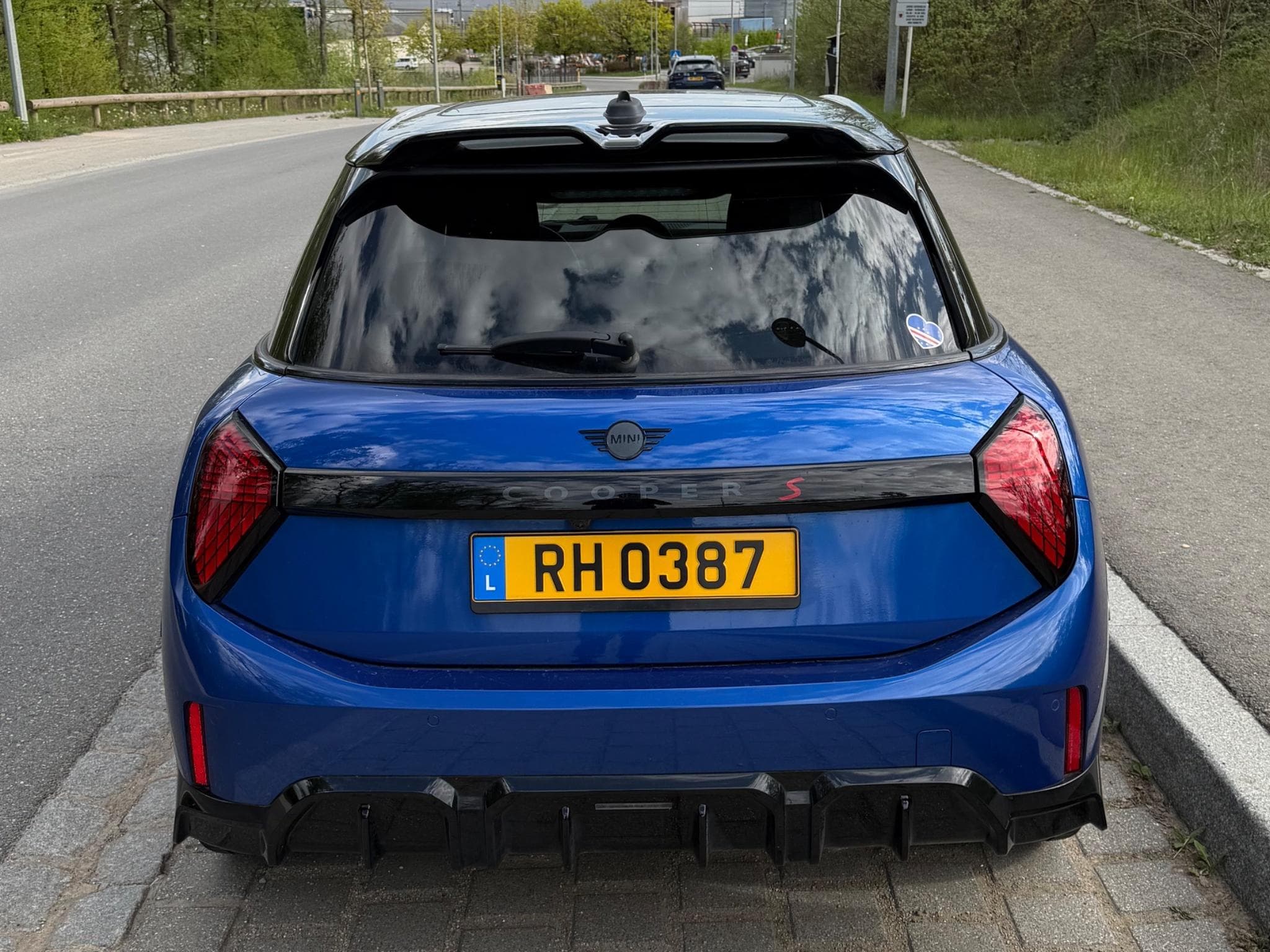 Mini Cooper S JCW Trim (2024) - Photo 2