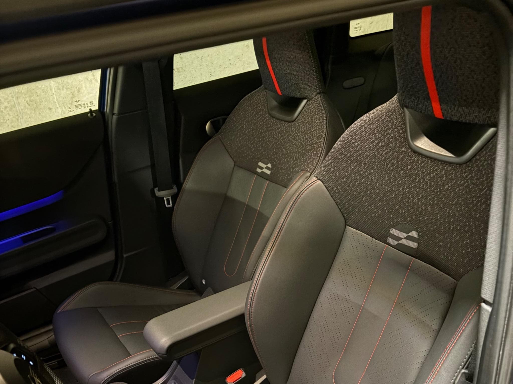 Mini Cooper S JCW Trim (2024) - Photo 6