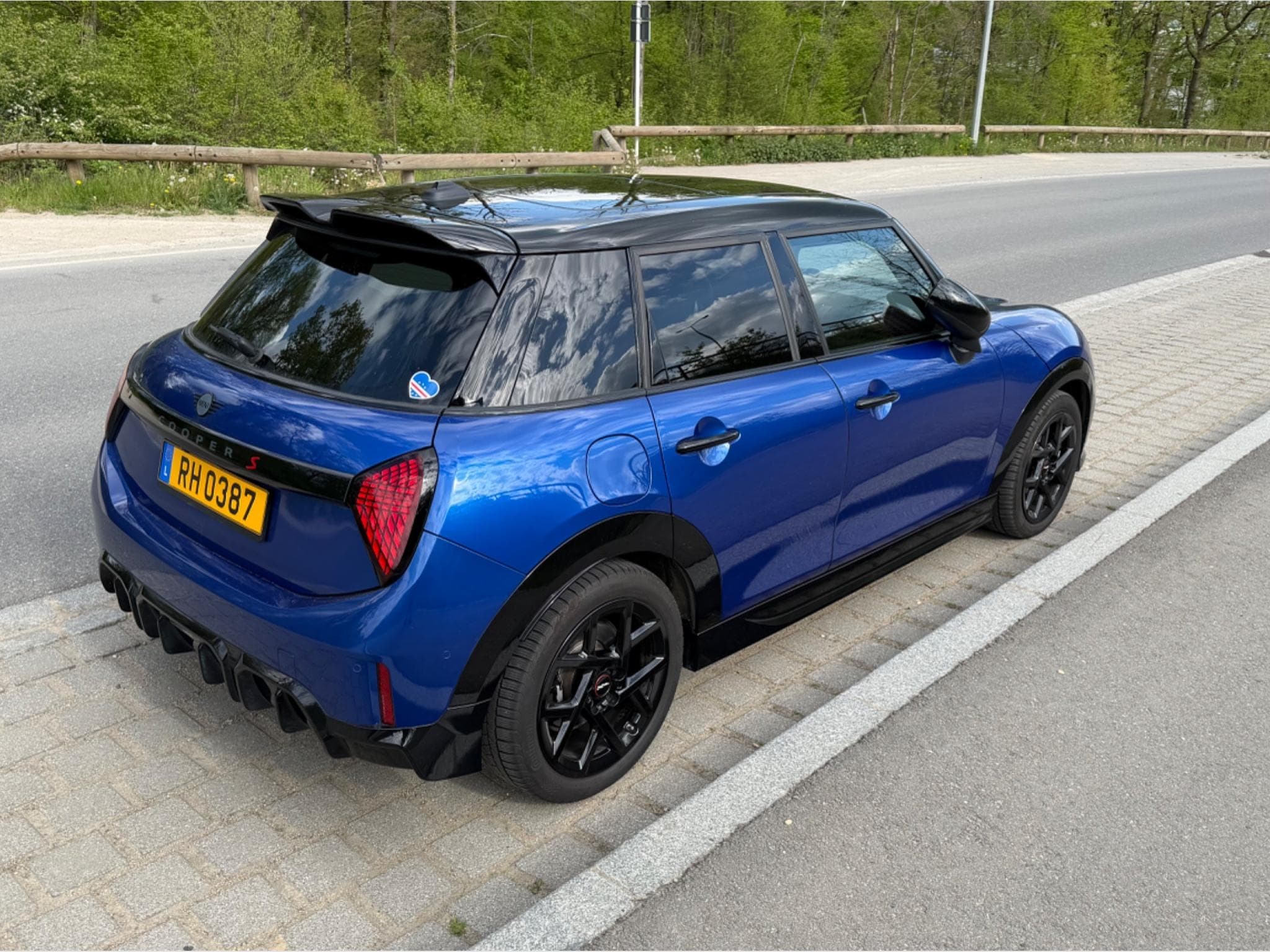 Mini Cooper S JCW Trim (2024) - Photo 4