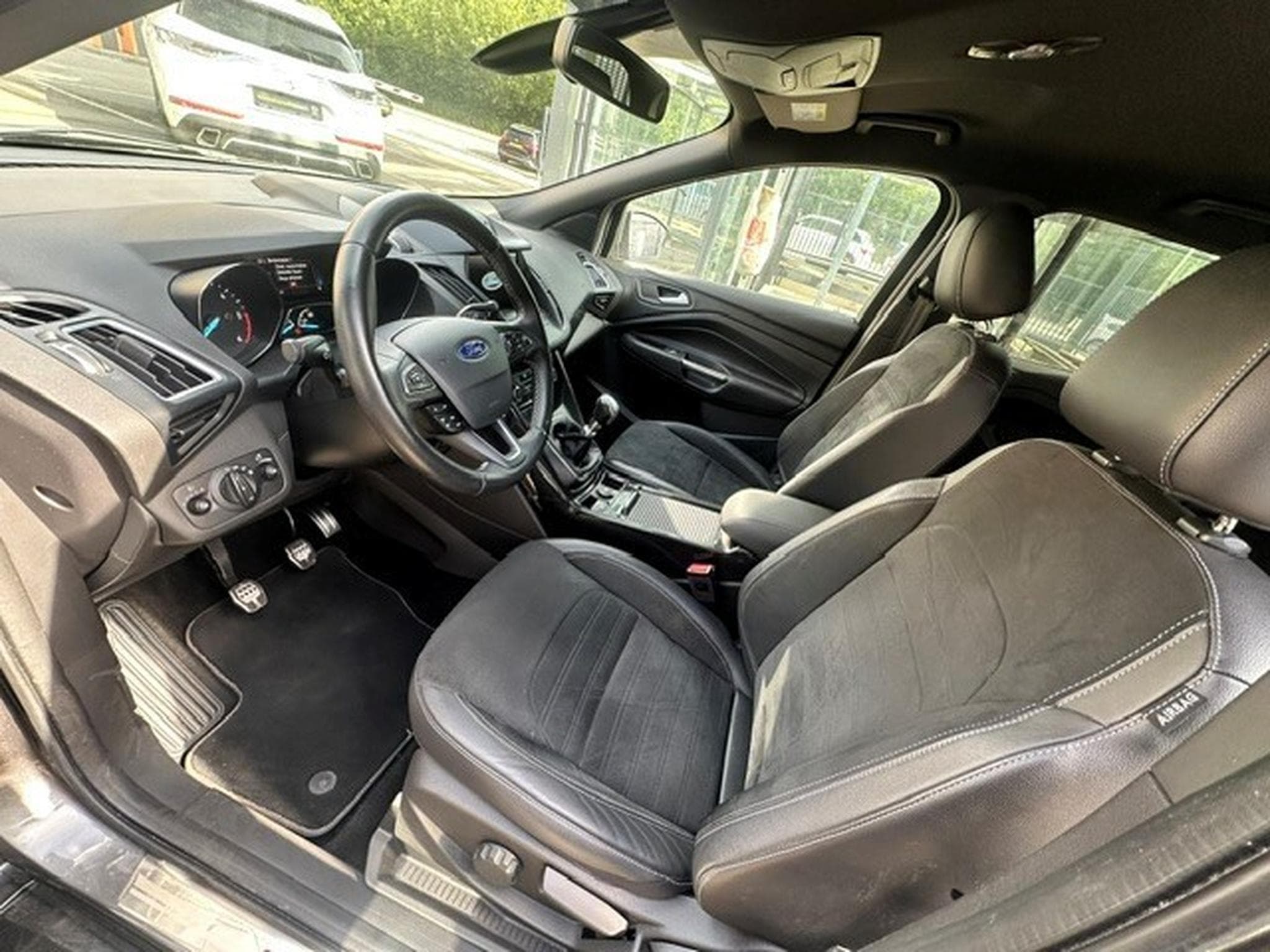 Ford Kuga 2.0 TDCi 150ch 2WD ST Line (2017) - Photo 12