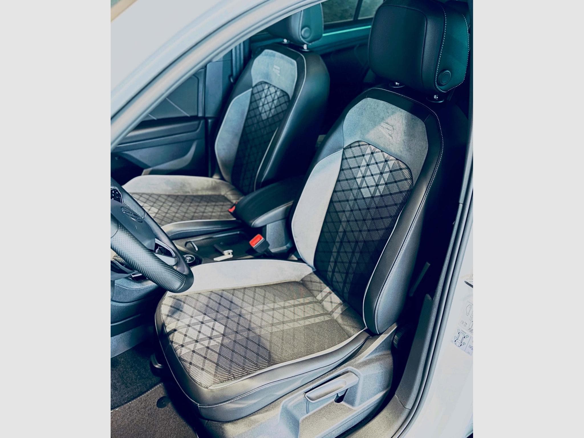 VW Tiguan TIGUAN R-LINE TDI 4MOTION DSG (2023) - Foto 7