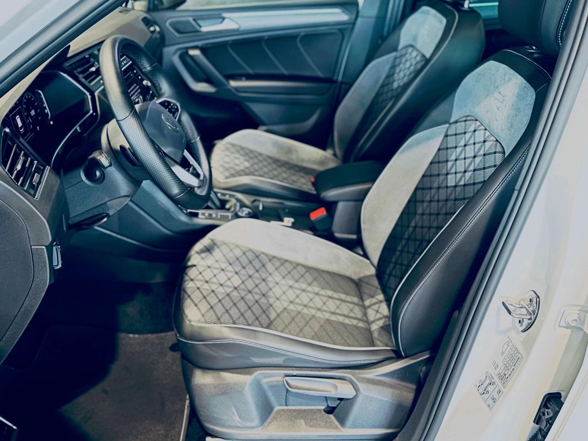 VW Tiguan TIGUAN R-LINE TDI 4MOTION DSG (2023) - Foto 6