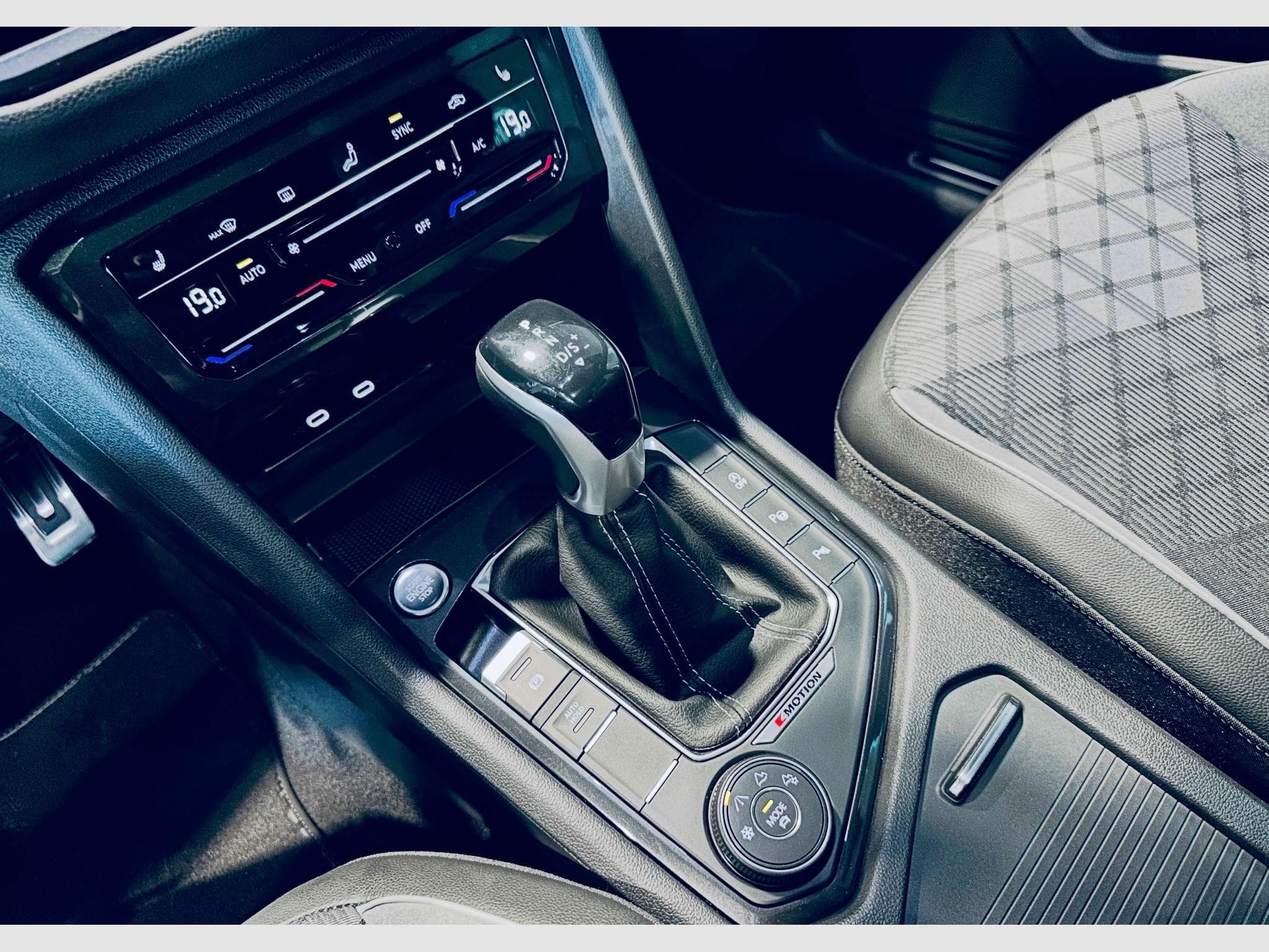 VW Tiguan TIGUAN R-LINE TDI 4MOTION DSG (2023) - Foto 9