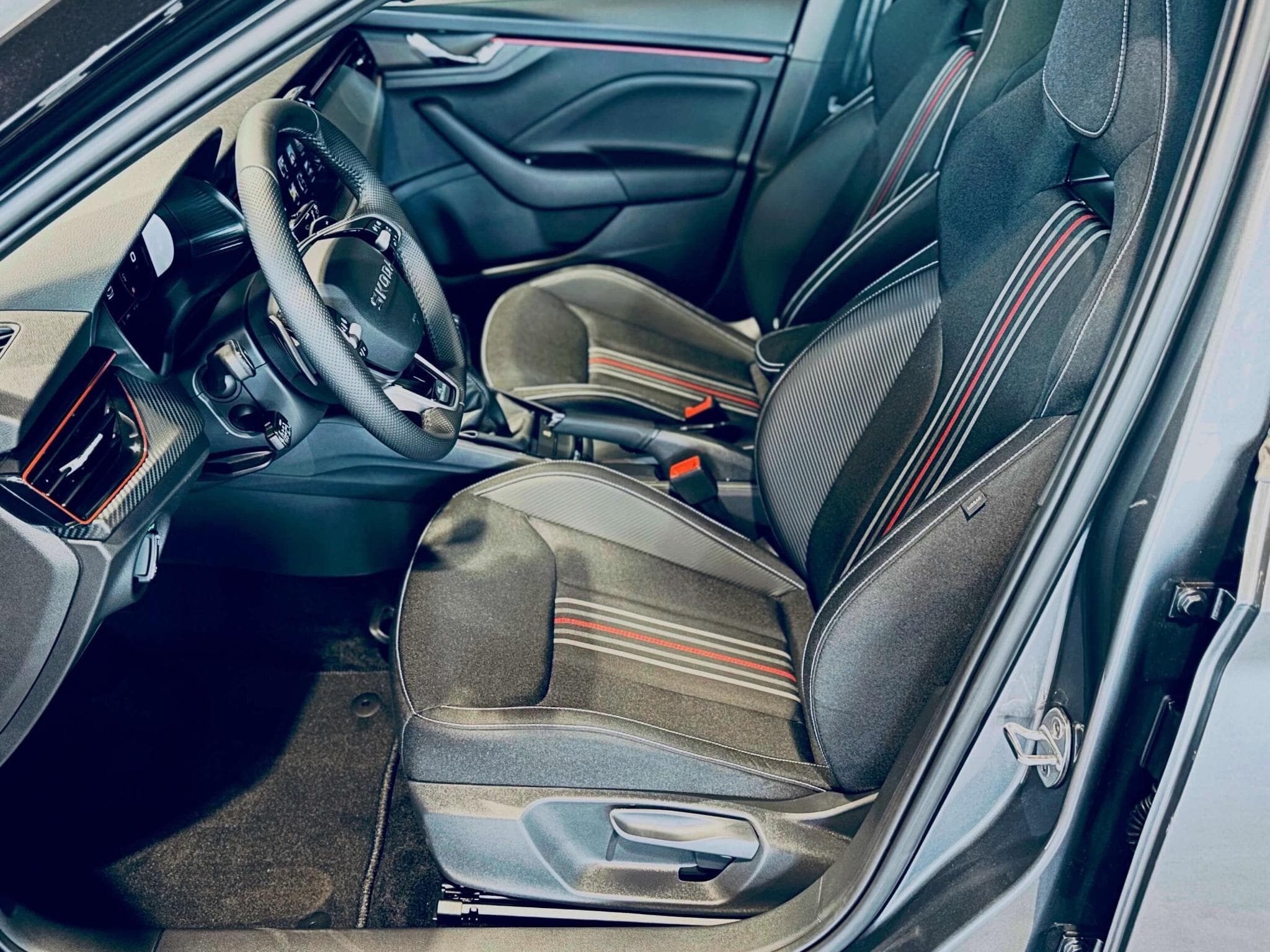 Skoda Kamiq KAMIQ MONTE CARLO TSI DSG (2026) - Foto 6