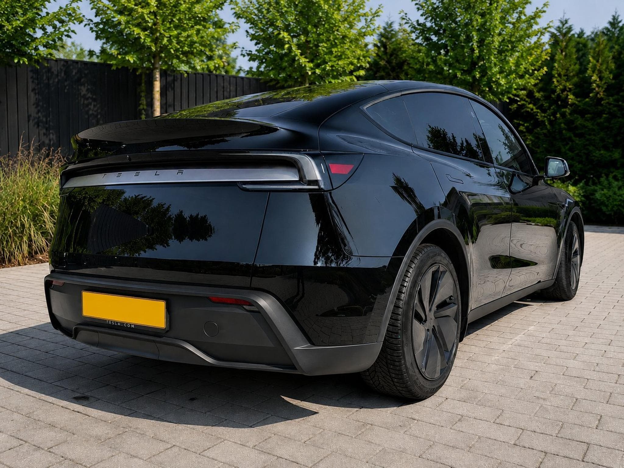 Tesla Model Y Hinterradantrieb (RWD), Premium Black (2025) - Photo 5