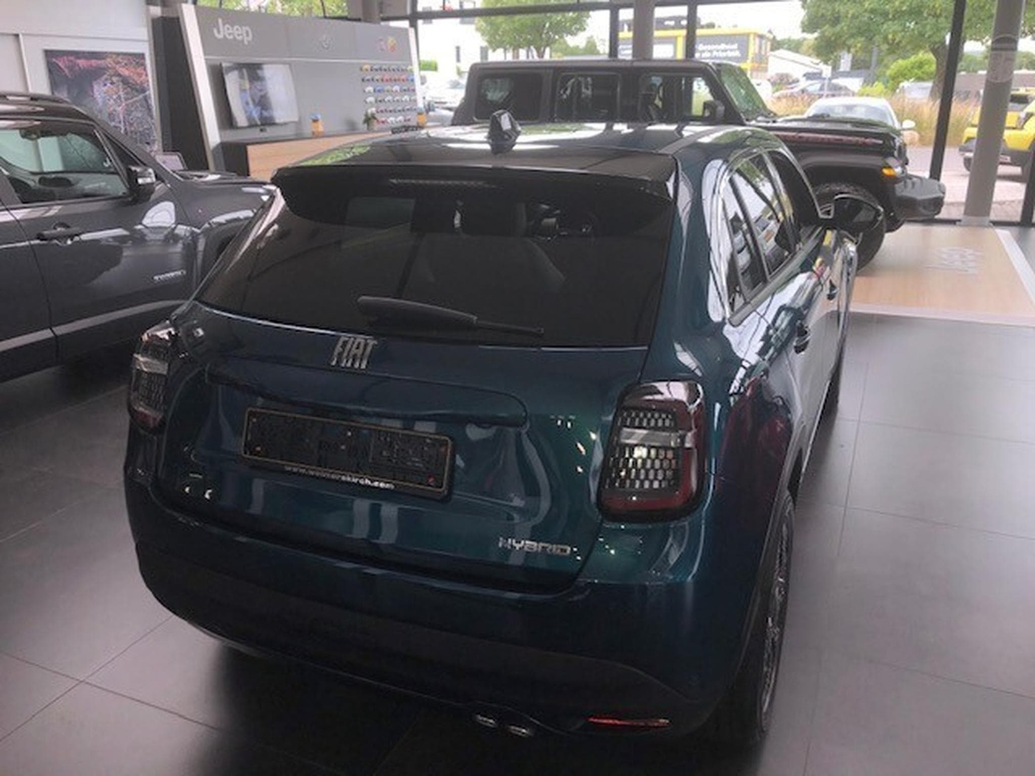 Fiat 600 1,2 essence - ehybrid 145 cv LA PRIMA (2025) - Photo 3