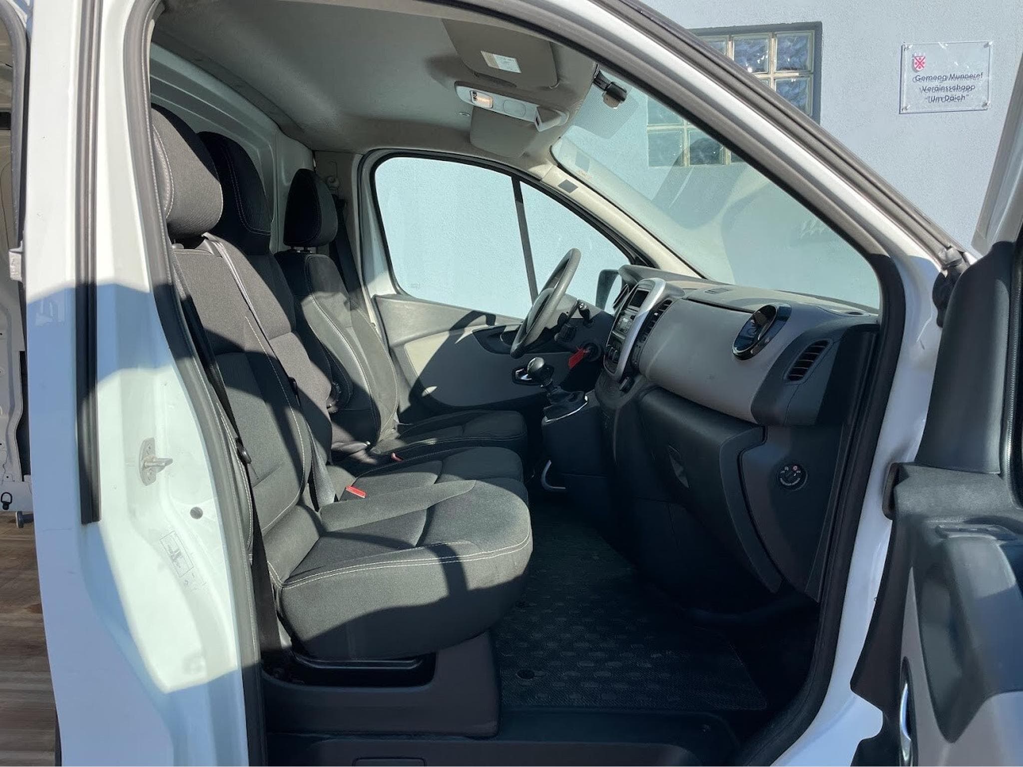 Renault Trafic 2.0 DCI 120 CV 1 ERE MAIN CARNET TVA (2021) - Foto 12