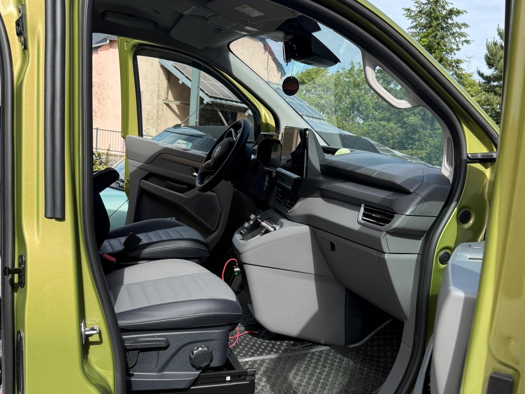 VW Caravelle T7 Style Court (2025) - Photo 2