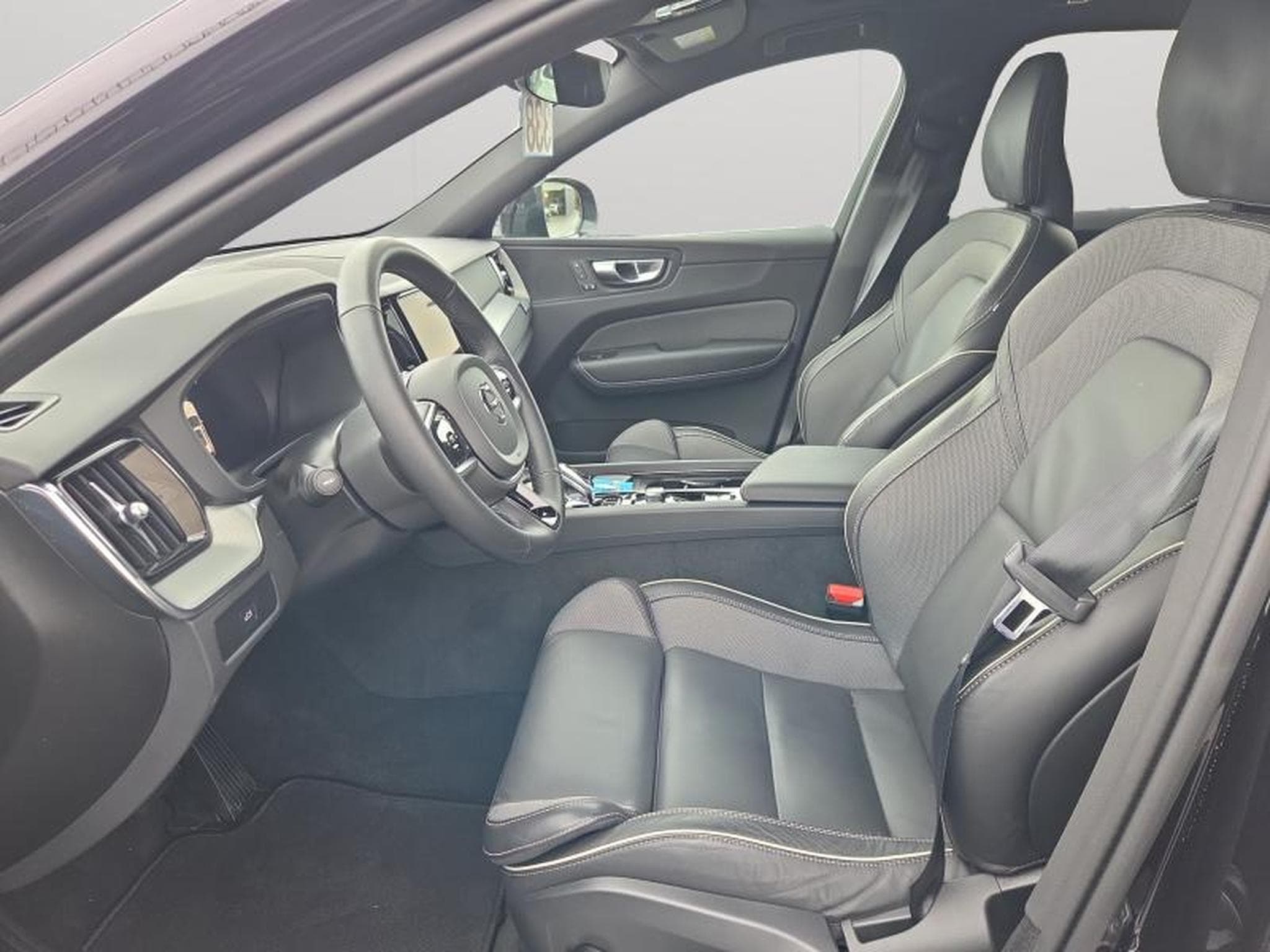 Volvo XC60 B5 Black Edition Plus / Essence (2025) - Photo 10