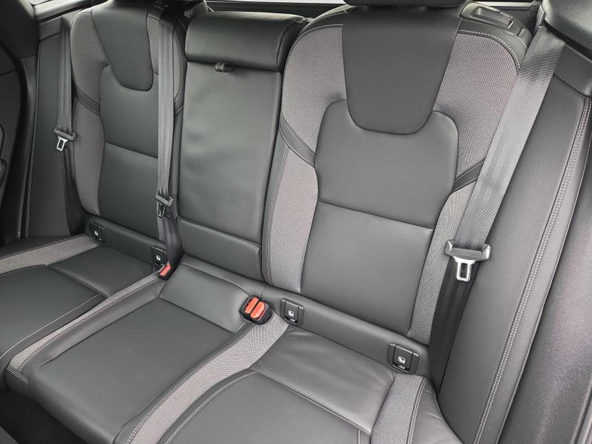 Volvo XC60 B5 Black Edition Plus / Essence (2025) - Photo 13