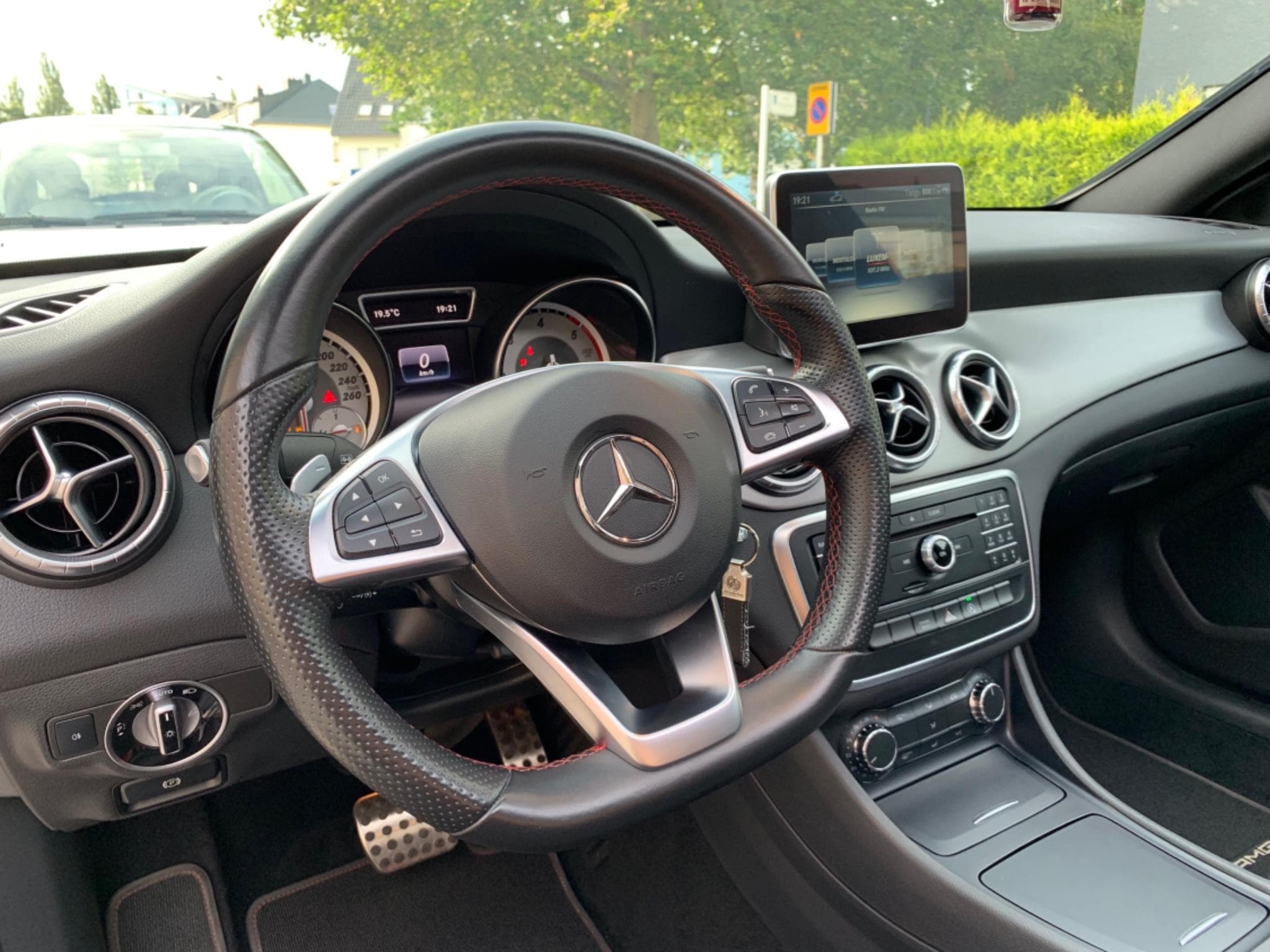 Mercedes CLA 180 AMG LINE (2016) - Foto 3