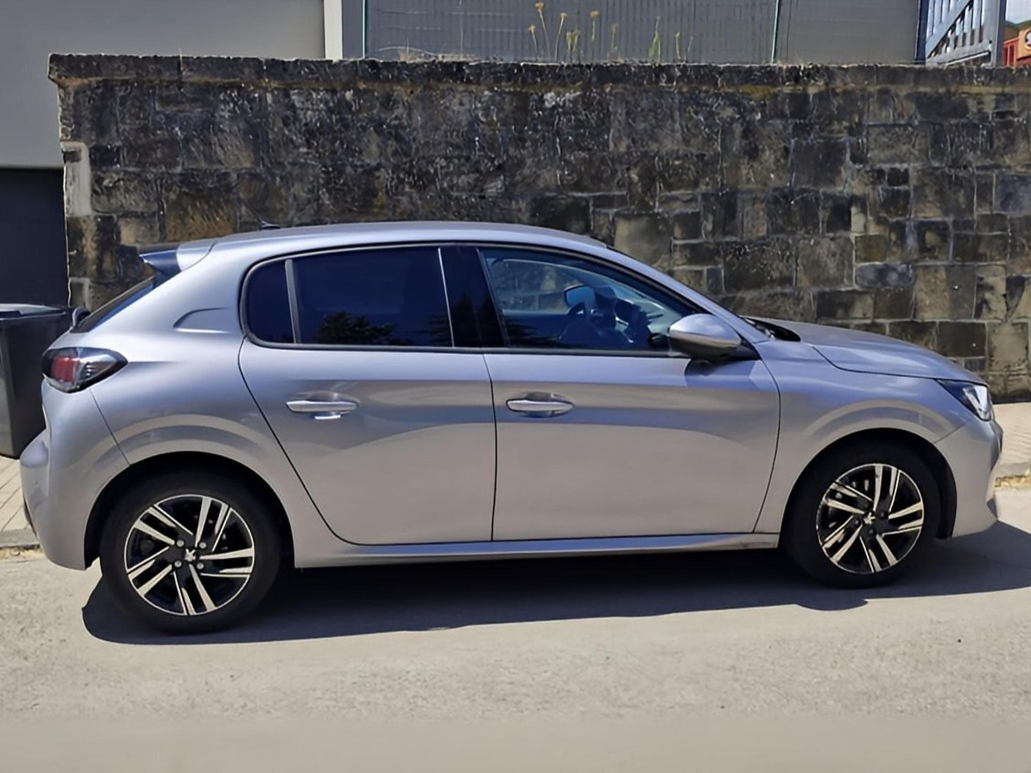 Peugeot 208 1.2 PURETECH ALLURE (2021) - Photo 2