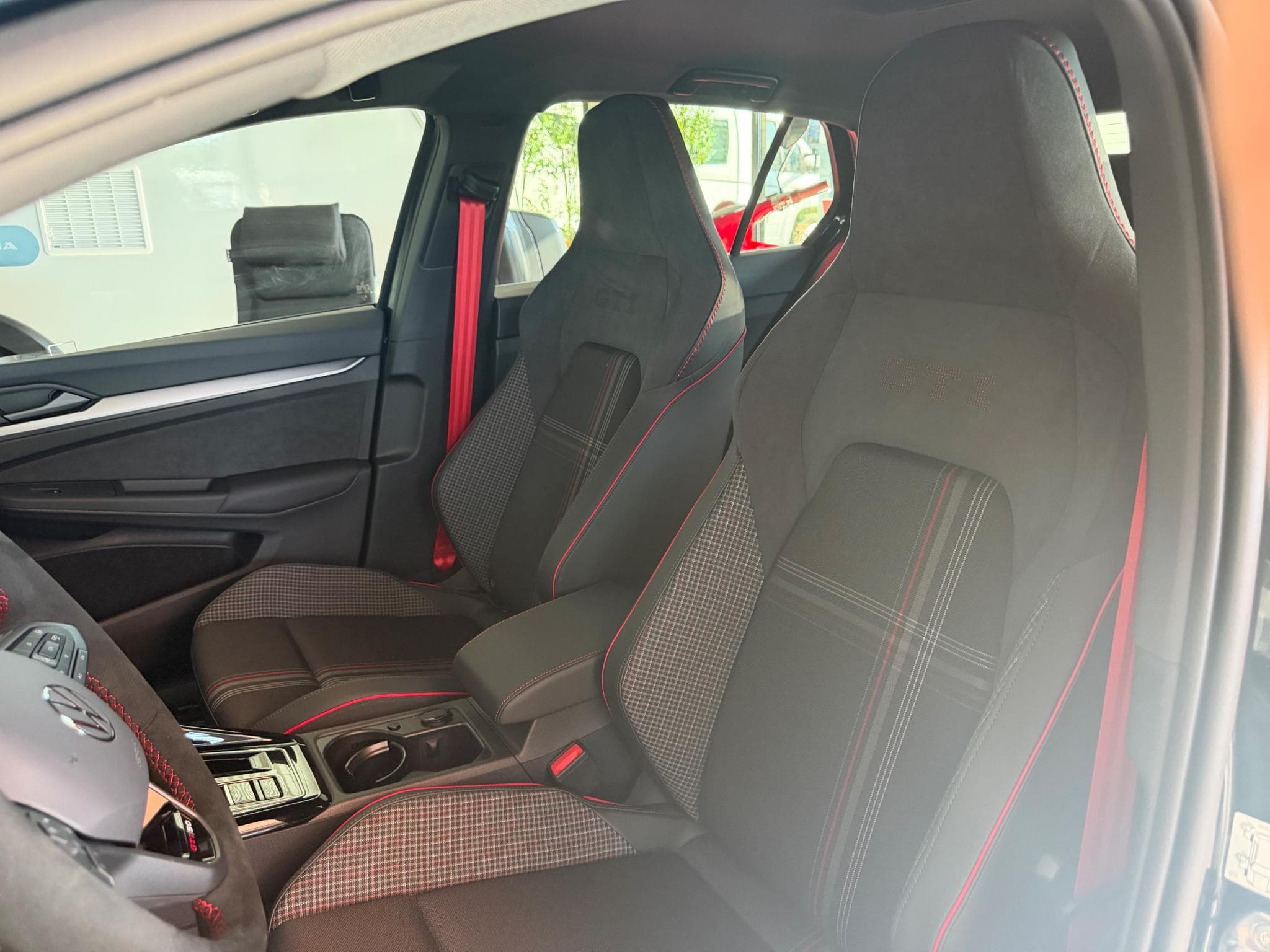 VW Golf VIII GTI 50 Years 2.0 TSI DSG 7 (2026) - Photo 4
