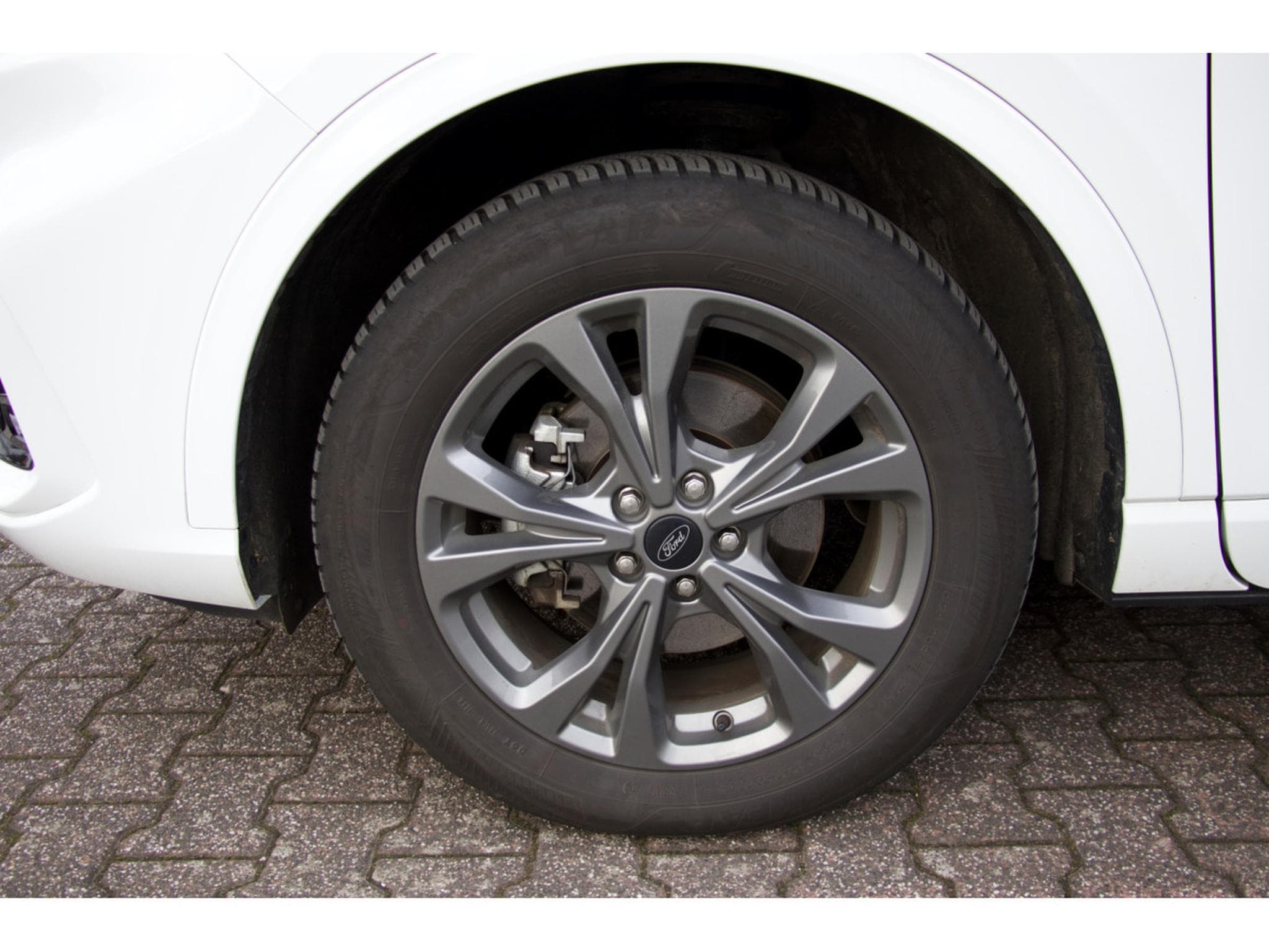 Ford Kuga 2.5 Duratec PHEV ST-Line (2024) - Photo 15