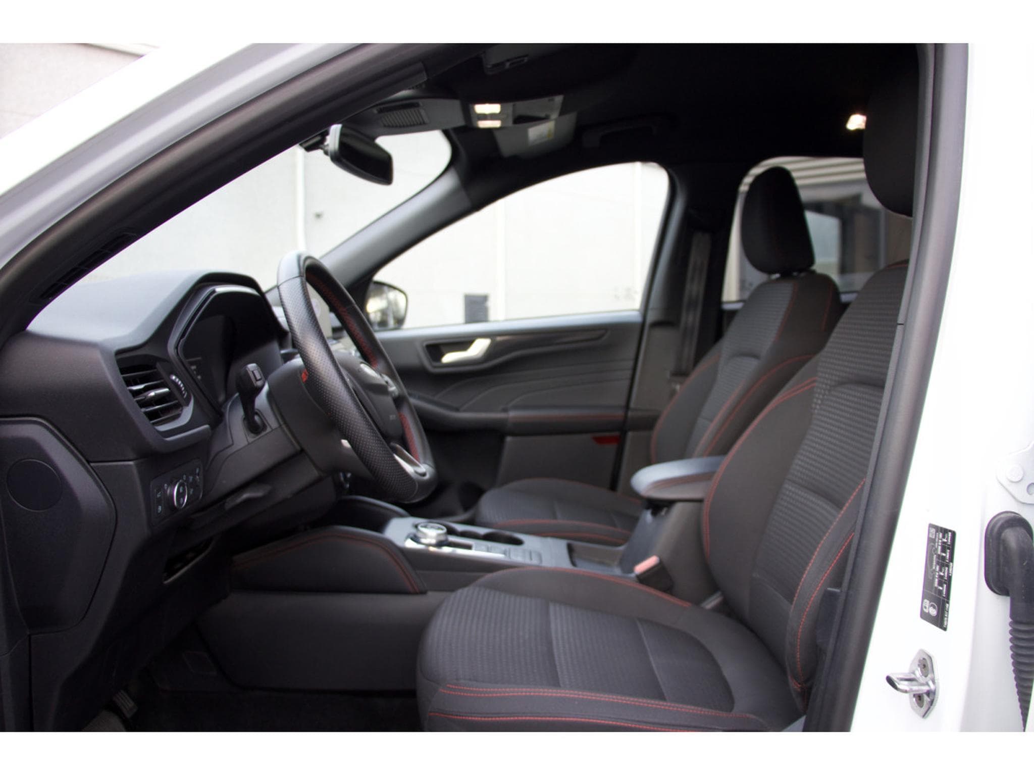 Ford Kuga 2.5 Duratec PHEV ST-Line (2024) - Photo 5