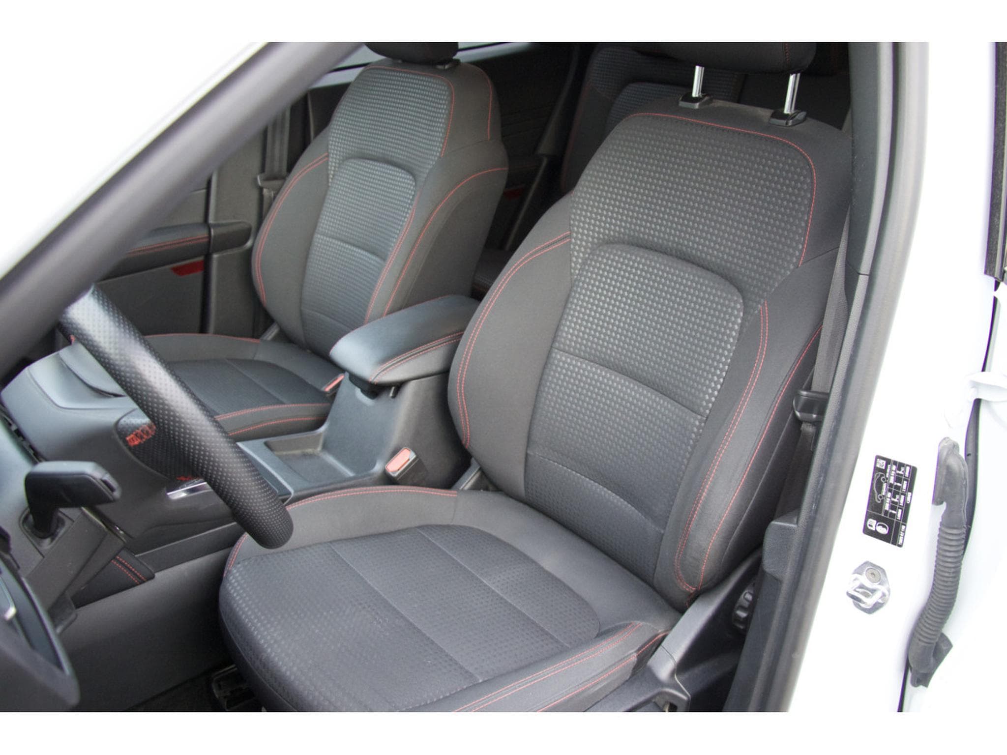 Ford Kuga 2.5 Duratec PHEV ST-Line (2024) - Photo 6