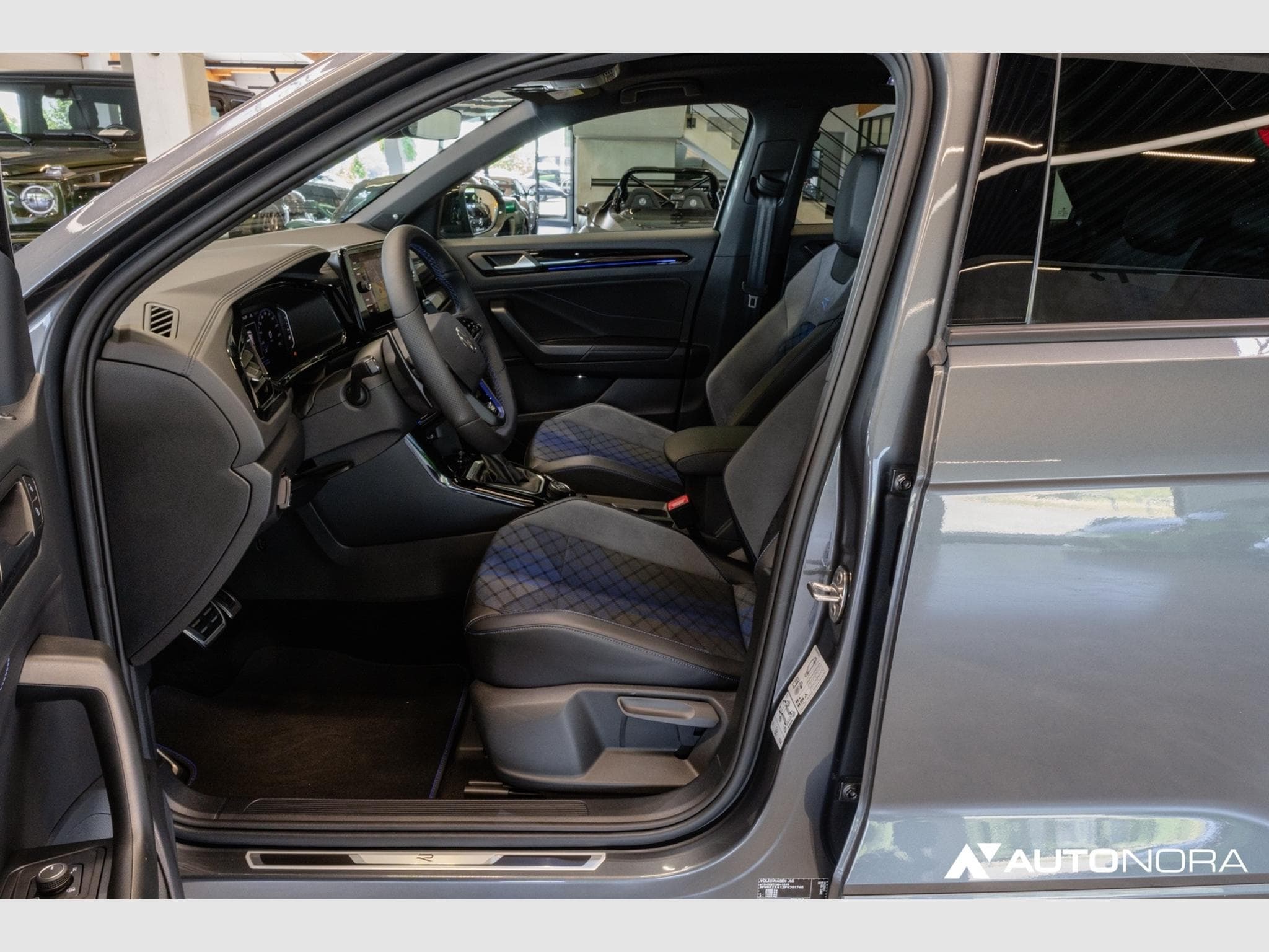 VW T-Roc 2.0 TSI R 4Motion (2023) - Photo 11