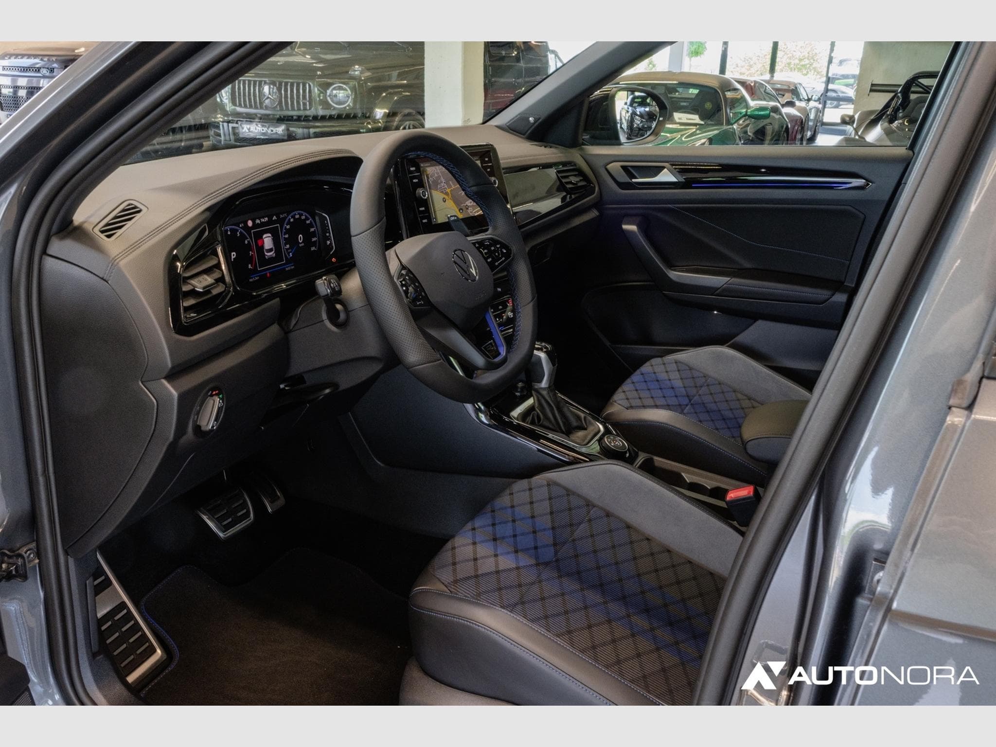 VW T-Roc 2.0 TSI R 4Motion (2023) - Photo 12