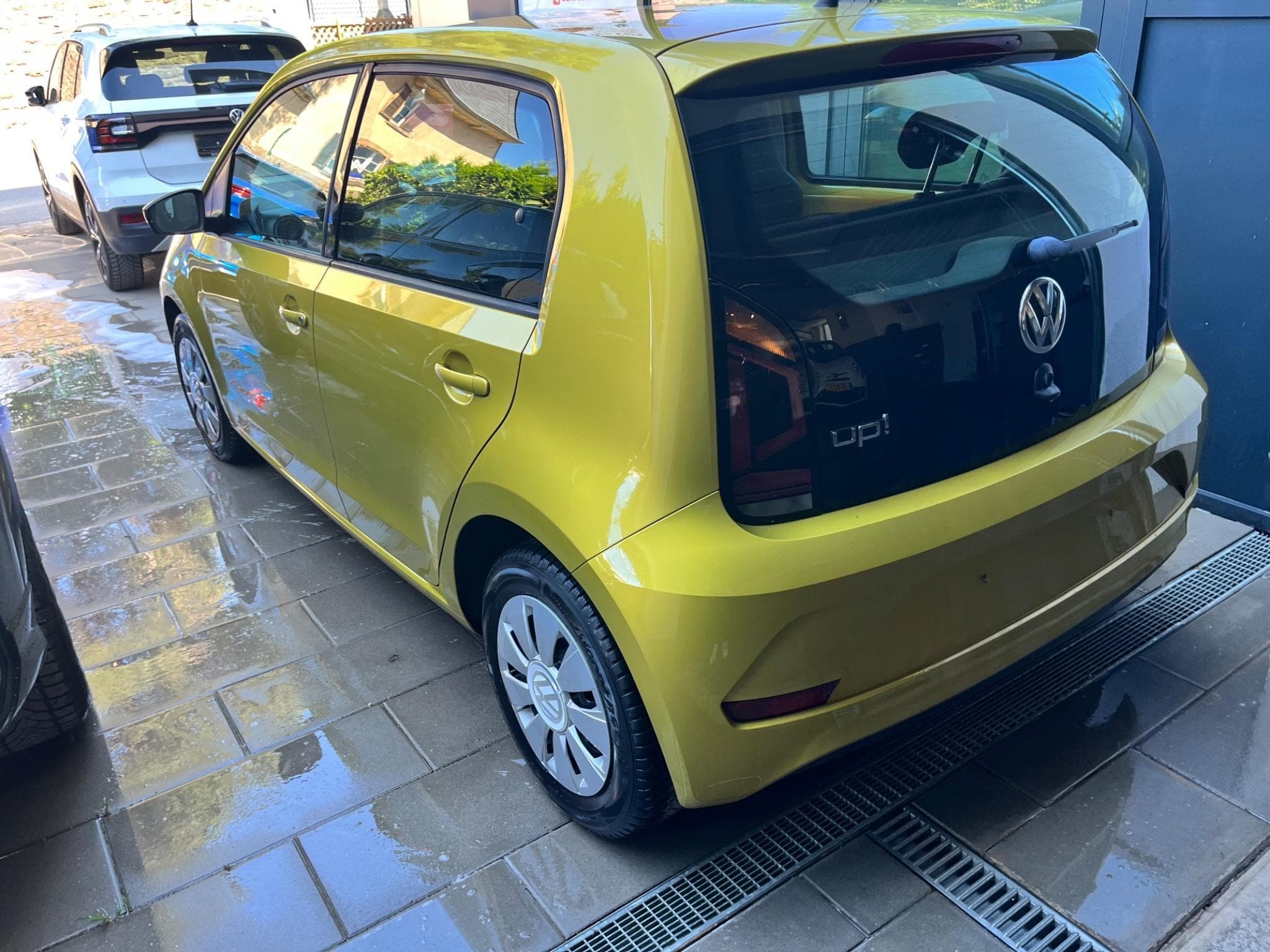 VW UP 1.0 essence (2017) - Photo 1
