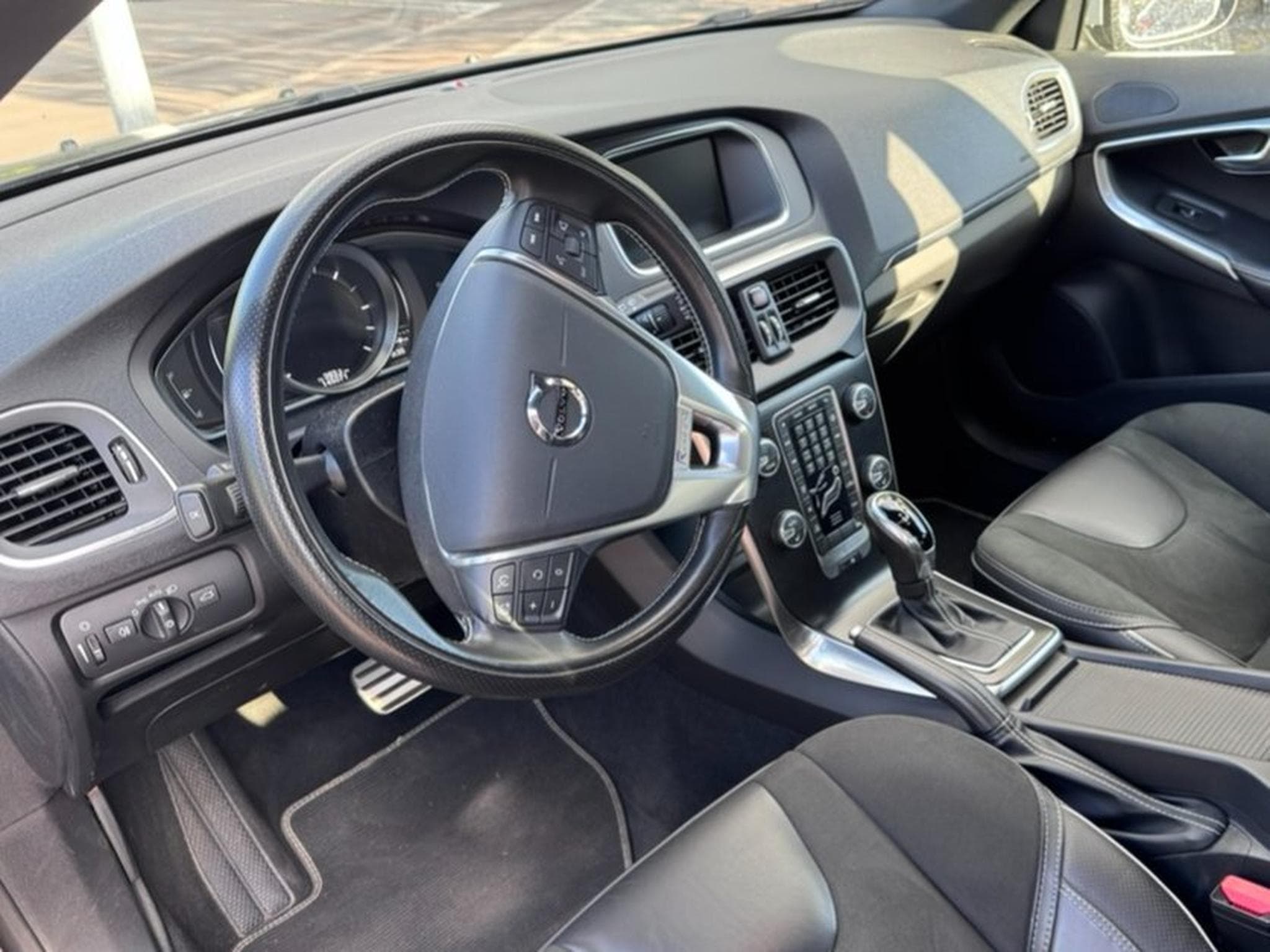 Volvo V40 Sport Edition D3 Geartronic R-Design (2019) - Foto 3