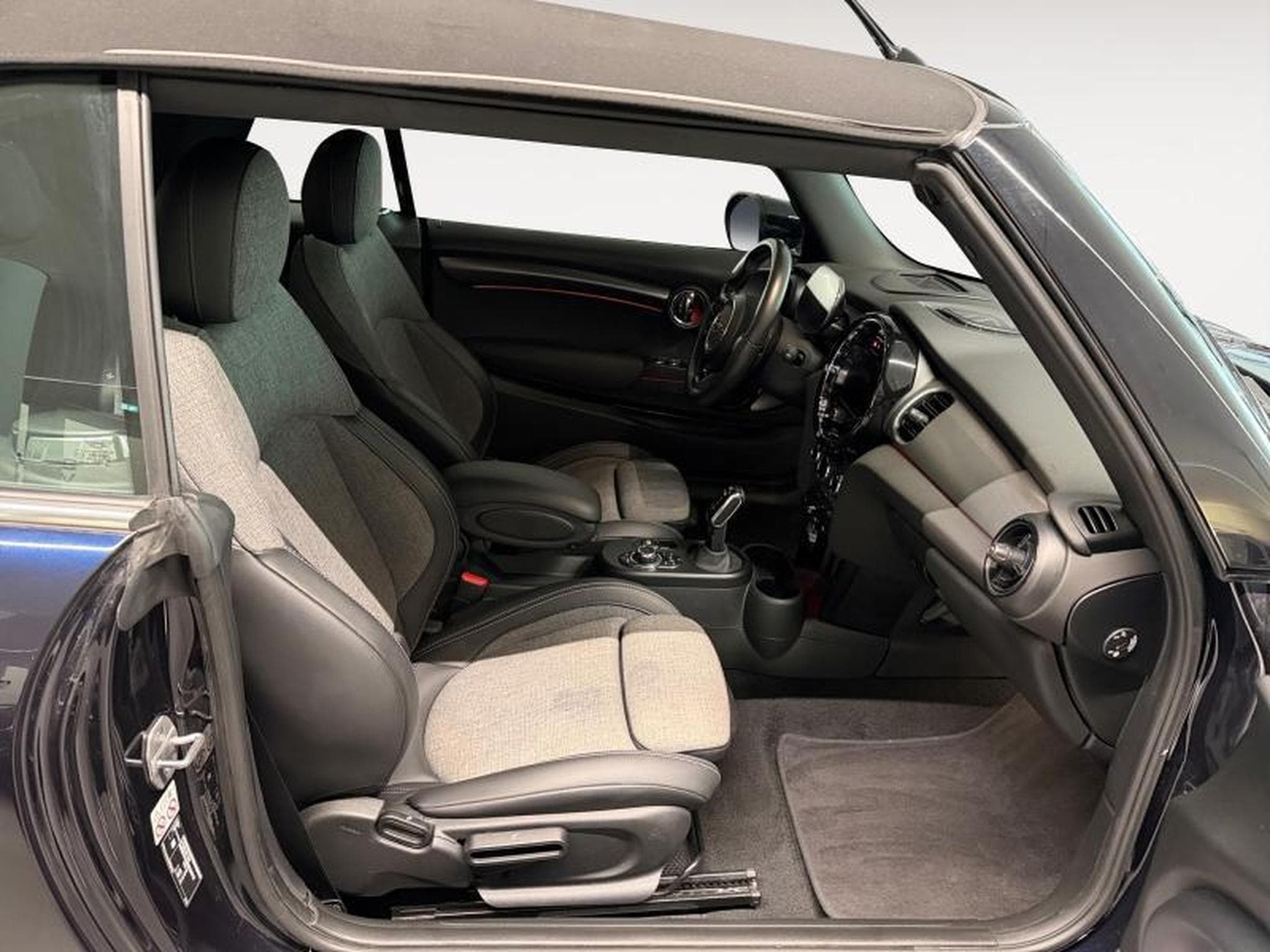 MINI Cooper John Cooper Works (2024) - Photo 12