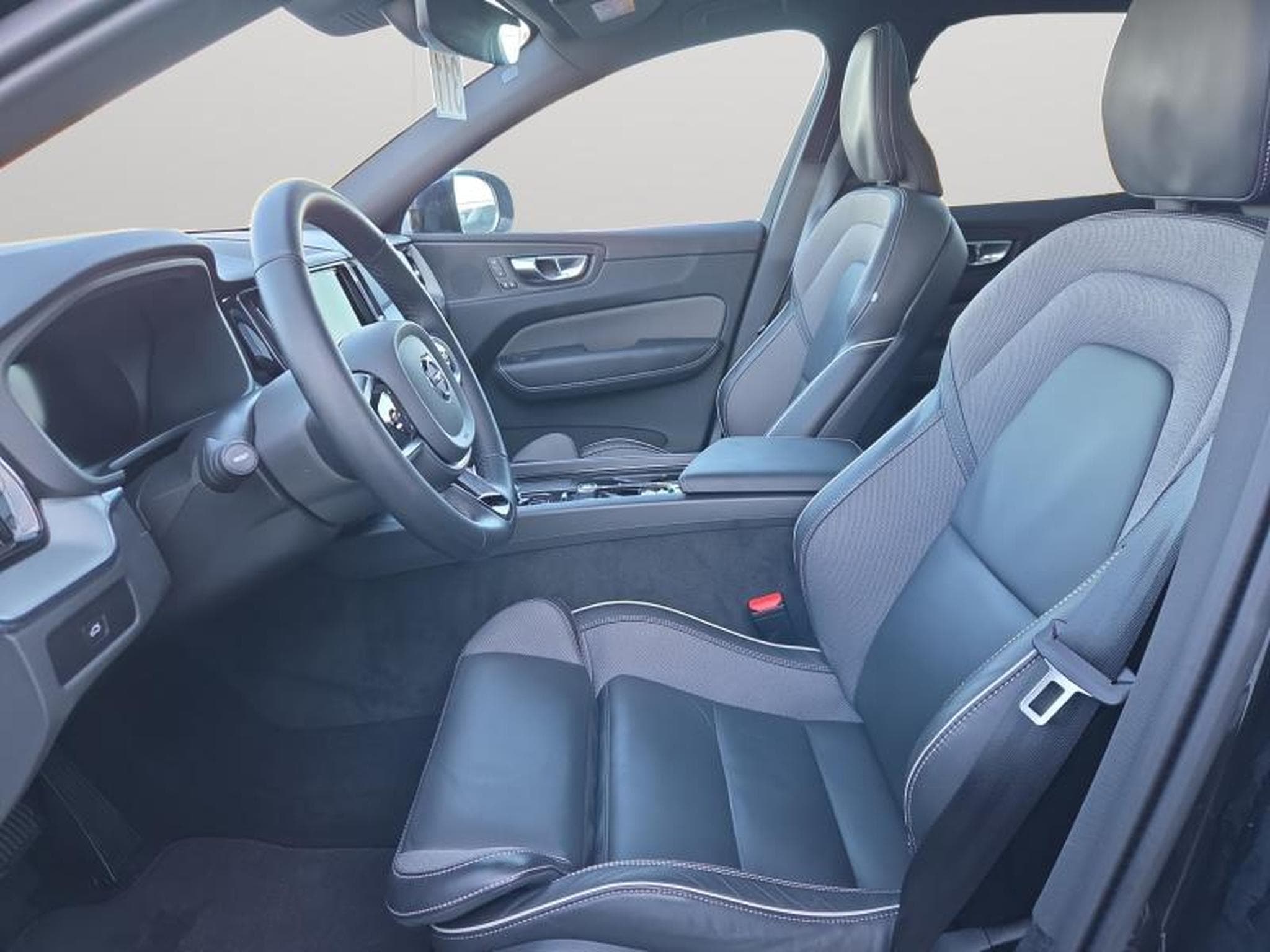 Volvo XC60 B5 Black Edition Plus / Essence (2025) - Photo 10